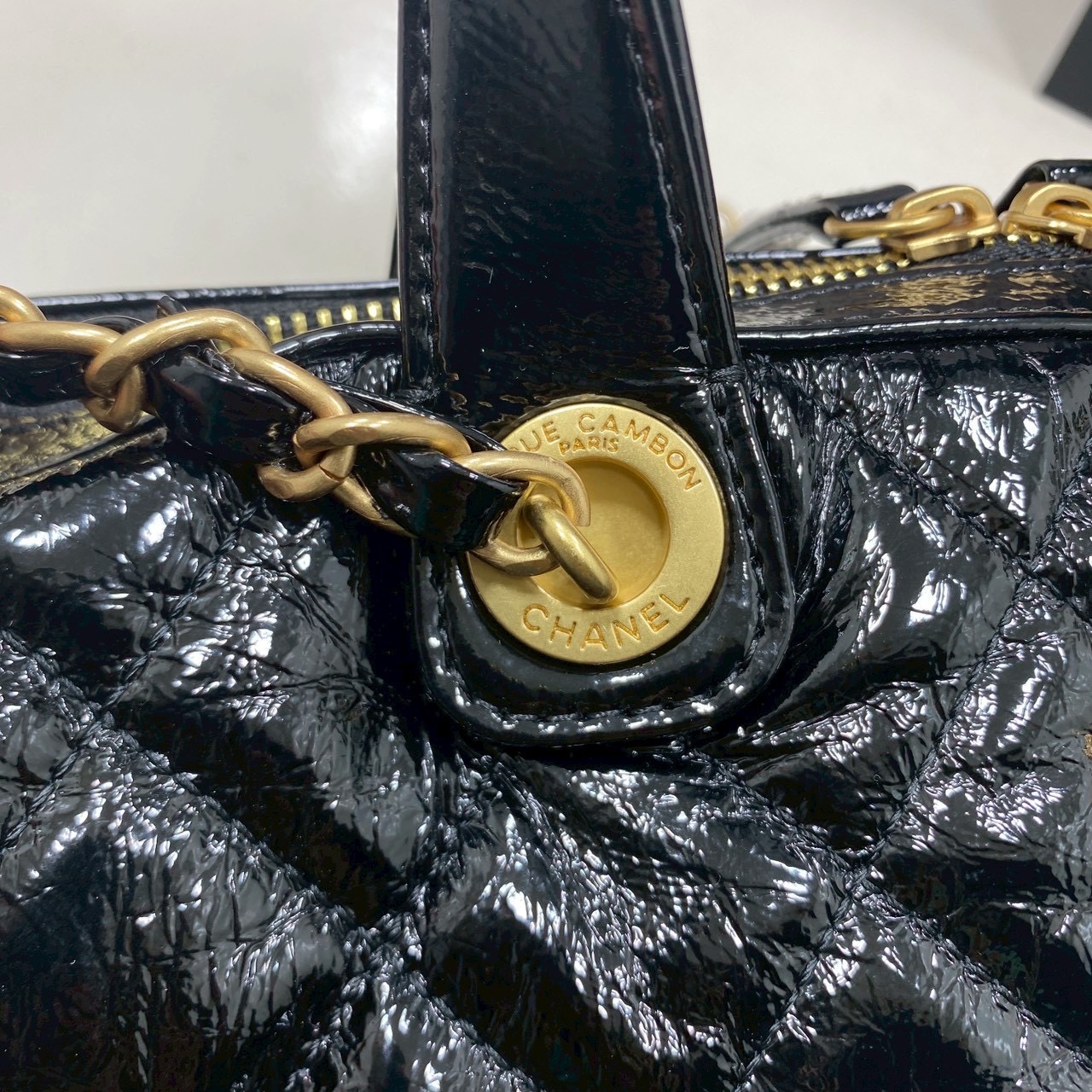 ORI หนังแท้ | Chanel Large Bowling Bag Crumpled Leather / Chanel Keepall Bag กระเป๋าถือ กระเป๋าสะพายรุ่นใหม่ล่าสุด ดีไซน์หนังยับเงา ในคอลเลกชัน Métiers d’art ปี 2024/25