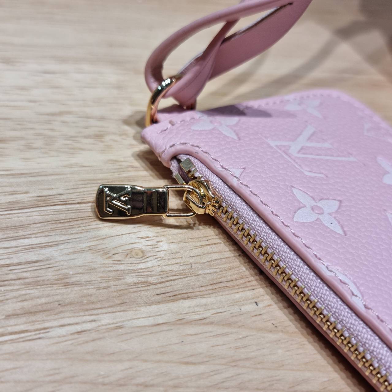 LV All In BB Bag กระเป๋าทรงบัคเก็ตที่มาแรงมากๆตอนนี้ พร้อมสีใหม่ต้อนรับวาเลนไทน์ รูปทรงคลาสสิคสะดวกใช้ ดีไซน์ลูกเล่นสนุกๆ ปรับเปลี่ยนรูปทรงกระเป๋าได้ไม่น่าเบื่อ ด้านข้างตกแต่งพวงหนังห้อยพร้อมกุญแจ