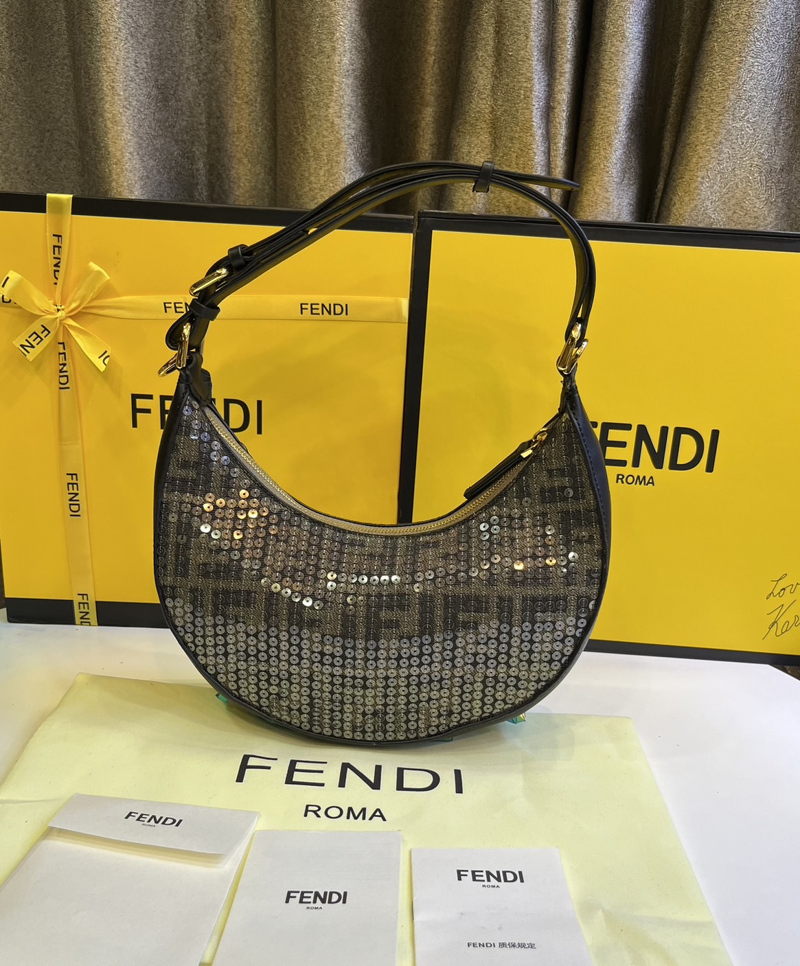 FENDI Fendigraphy Hobo Bag Brown fabric charm / Fendi hobo bag พร้อมส่ง กระเป๋าสะพายไหล่เฟนดิปักเลื่อมรุ่นใหม่ สวยหรู **สินค้าเกรดออริจินอล 1:1 สลับแท้