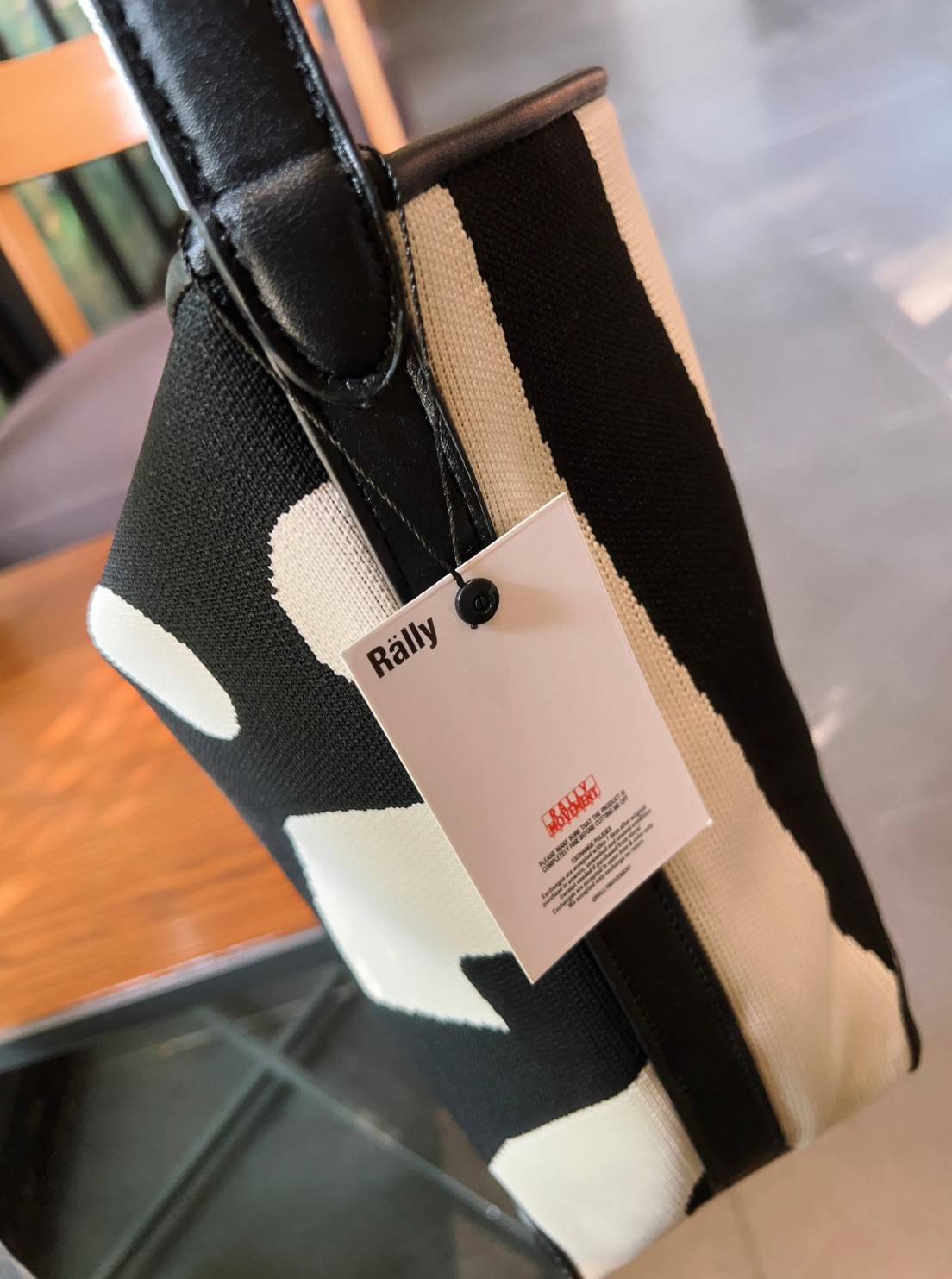 Rally movement the bag Knit Black เป็นไอเท็มที่ฮอตสุดๆแห่งปีจริงๆ กับกระเป๋าทรงบัคเก็ต น้ำหนักเบาๆ ฮอทติดลมบน จุของได้แบบหนำใจ ทอลายโลโก้ด้วยเทคนิค Sturdy Stretch Knit