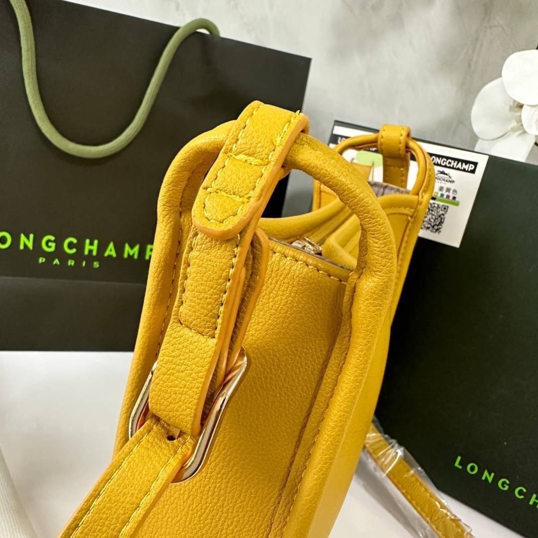 LONGCHAMP LE FOULONNÉ CROSSBODY BAG กระเป๋าสะพายที่เรียบง่ายและดูดี การออกแบบที่คล่องตัวของรุ่นนี้เหมาะอย่างยิ่งสำหรับผู้หญิงที่มีบุคลิกที่ต้องการกระเป๋าสไตล์แบบเรียบง่าย