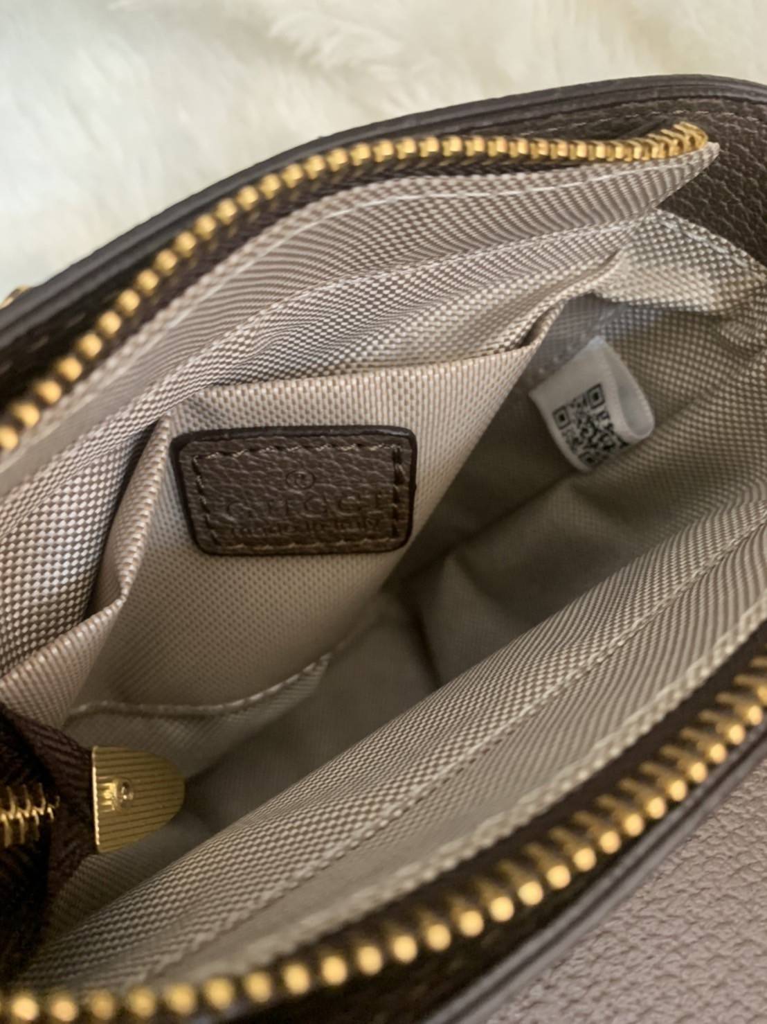 กระเป๋าสะพาย กระเป๋าใส่โทรศัพท์ งานแฟชั่นคลาสสิก Gucci Gag VIP GIFT WITH PURCHASE (GWP) พรีเมี่ยมกิ้ฟ Limited Edition รูปทรงถัง วัสดุcalfskin อะไหล่ทอง ลวดลายชิกเนเจอร์ โมโนแกรม GG เพิ่มความน่ารักด้วยพวงกุญแจเข้าชุดตุ๊กตาห้อยข้าง น่ารักมากมาย มาพร้อมสายสะ