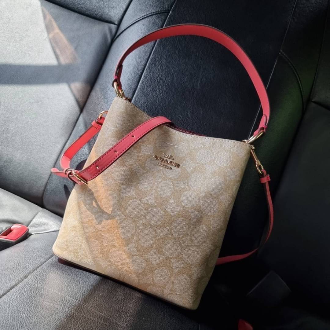 COACH 2312 SMALL TOWN BUCKET BAG IN SIGNATURE CANVAS รุ่นยอดนิยมใบเล็กมาครบสีแล้วจ้า กระเป๋าทรงบัคเก็ต สีผู้ดี๊ผู้ดี ตัวกระเป๋าดีไซน์คลาสสิคลายซี ดูโดดเด่น วัสดุหนังแคนวาสเคลือบลาย สวยคมทุกมุมจริงๆ!! เปิด-ปิดด้วยกระดุมแม่เหล็กทั้ง 2 ฝั่ง ภายในเป็นช่องโล่ง