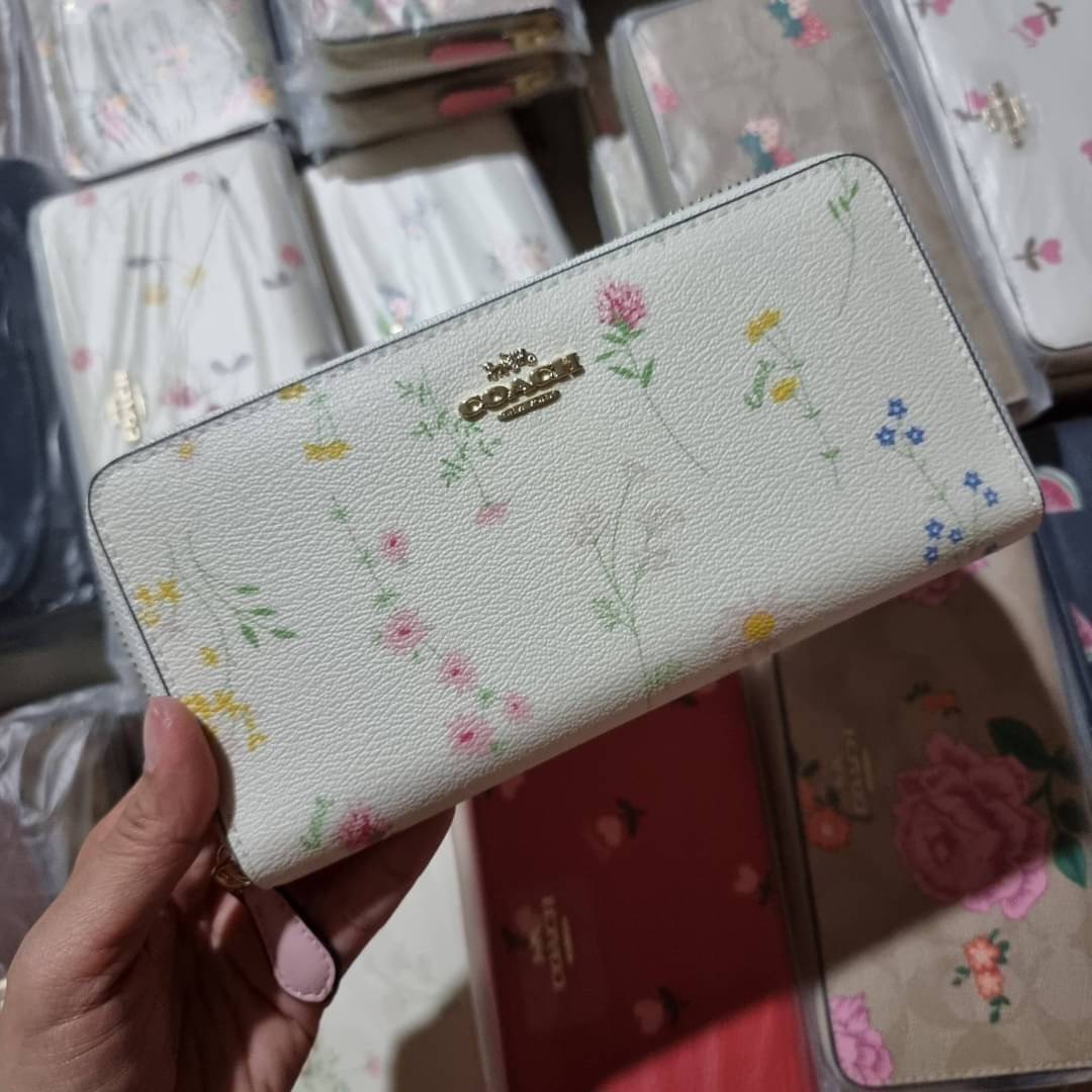 COACH ACCORDION ZIP WALLET IN SIGNATURE CANVAS WITH DAISY BUNDLE / MEADOW PRAIRIE / SPACED WILDFLOWER / DAISY BUNDLE PRINT C0033/F31778/69832 กระเป๋าสตางค์ใบยาว ลวดลายน่ารักน่าใช้มากๆ พื้นเป็นลายซีเอกลักษณ์ วัสดุหนังแคนวาสเคลือบลาย เปิด-ปิดด้วยซิปรอบ ใส่ม