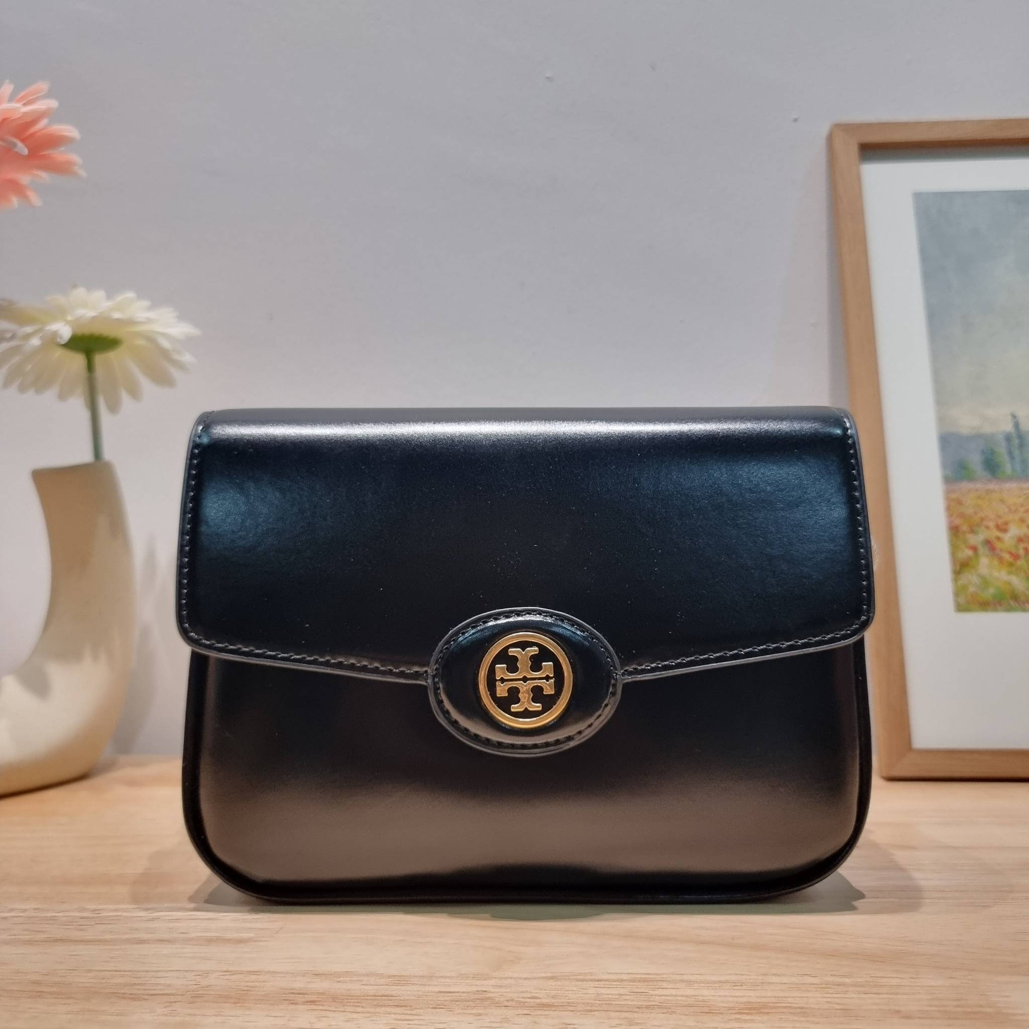 TORY BURCH ROBINSON SPAZZOLATO CONVERTIBLE SHOULDER BAG คอลเลคชั่นใหม่ สวยก่อนใคร ในราคาสุดคุ้ม! กับกระเป๋าสะพายไหล่ ดีไซน์สุดหรู หนังแก้วเงาสวยคม สีผู้ดี รูปทรงใช้งานได้ทุกลุค