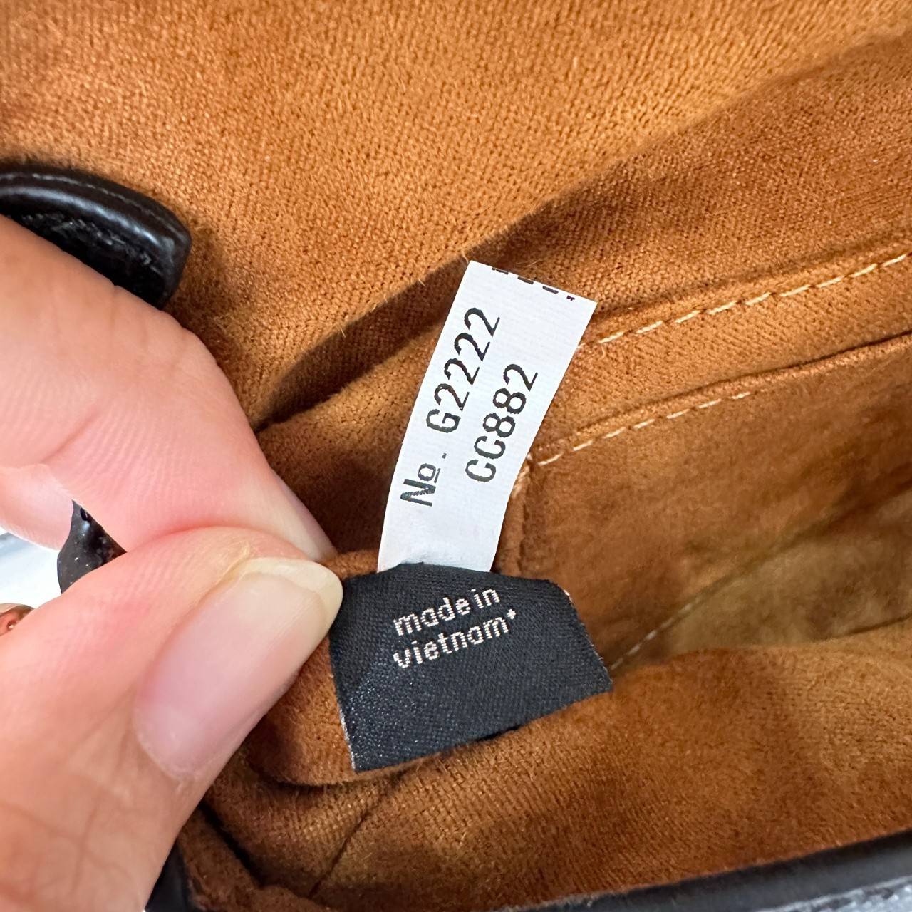 Coach Mini Josie Top Handle Crossbody In Blocked Signature Canvas (cc340) ใหม่ล่าสุด กระเป๋าสะพายหรือถือใบเล็กกระทัดรัด วัสดุหนังตัดขอบหนังแท้ ภายในช่องโล่งกว้างสามารถใส่โทรศัพท์ iPhonePro max ได้ มีช่องใส่บัตรเครดิต 2 ช่อง เปิดปิดด้วนกระดุมแป๊ก ซับในผ้า 