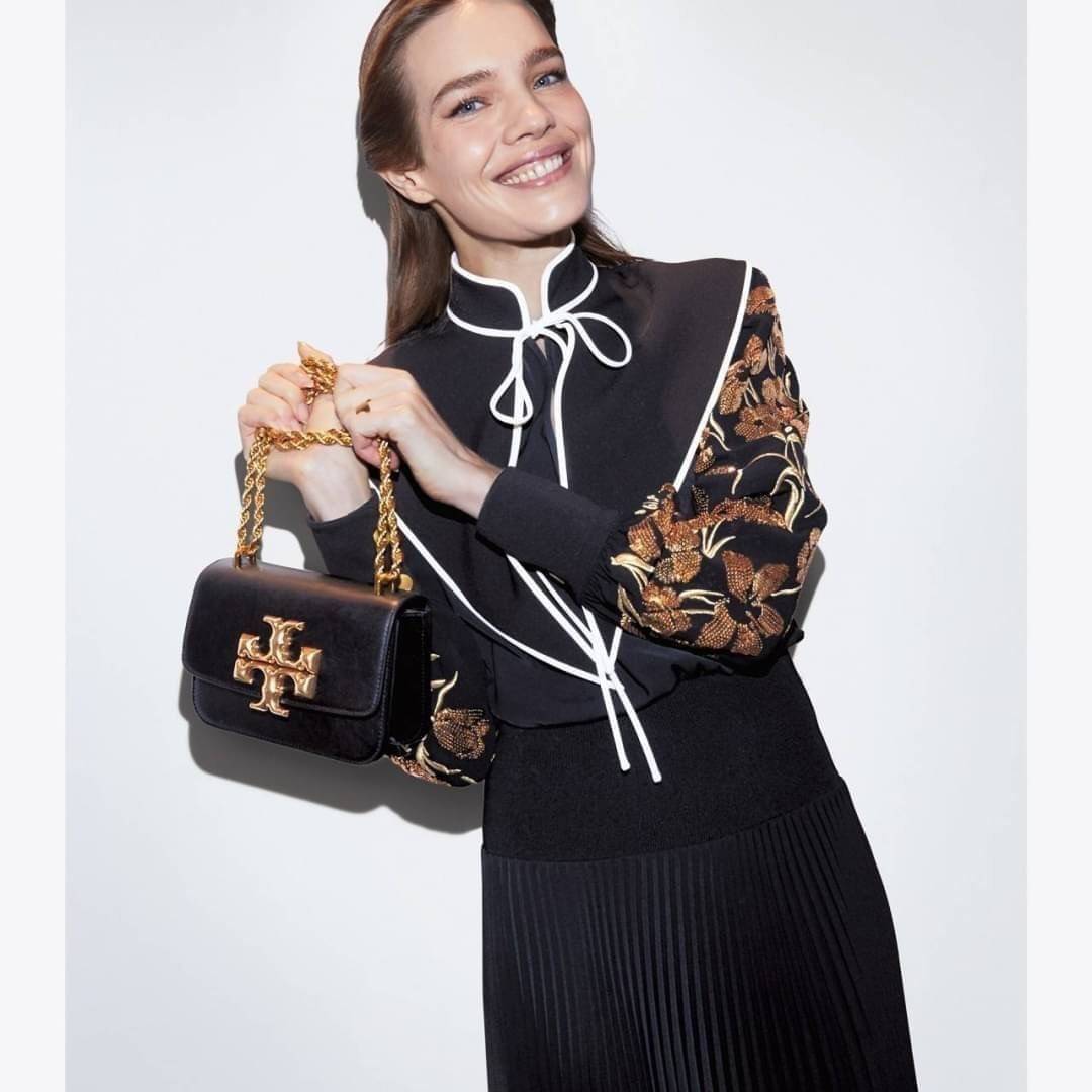 TORY BURCH ELEANOR SMALL CONVERTIBLE SHOULDER BAG ฮอตไอเท็ม รุ่นนี้ขายดีขายหมด สวยหรู คุณหนู ผู้ดี!! หายากมากแล้วน้า กระเป๋าสะพายข้าง ดีไซน์อยู่ทรง ขนาดกำลังสะดวกใช้สำหรับสาว วัสดุหนังแท้เต็มใบ สีทูโทน เปิด-ปิดด้วยแถบแม่เหล็ก ภายในแบ่งสัดส่วนได้เป็นอย่างด