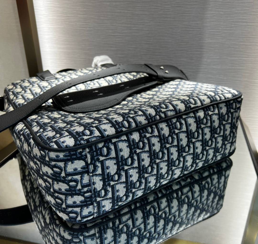 หนังแท้ SADDLE TOTE BAG WITH SHOULDER STRAP Beige and Black Dior Oblique Jacquard พร้อมส่งที่ไทย เกรดออริจินอลหนังแท้และผ้าแจ็คการ์ดอย่างดีทั้งใบ ภาพสินค้าถ่ายจากงานขายจริง ใช้งานต่างประเทศได้