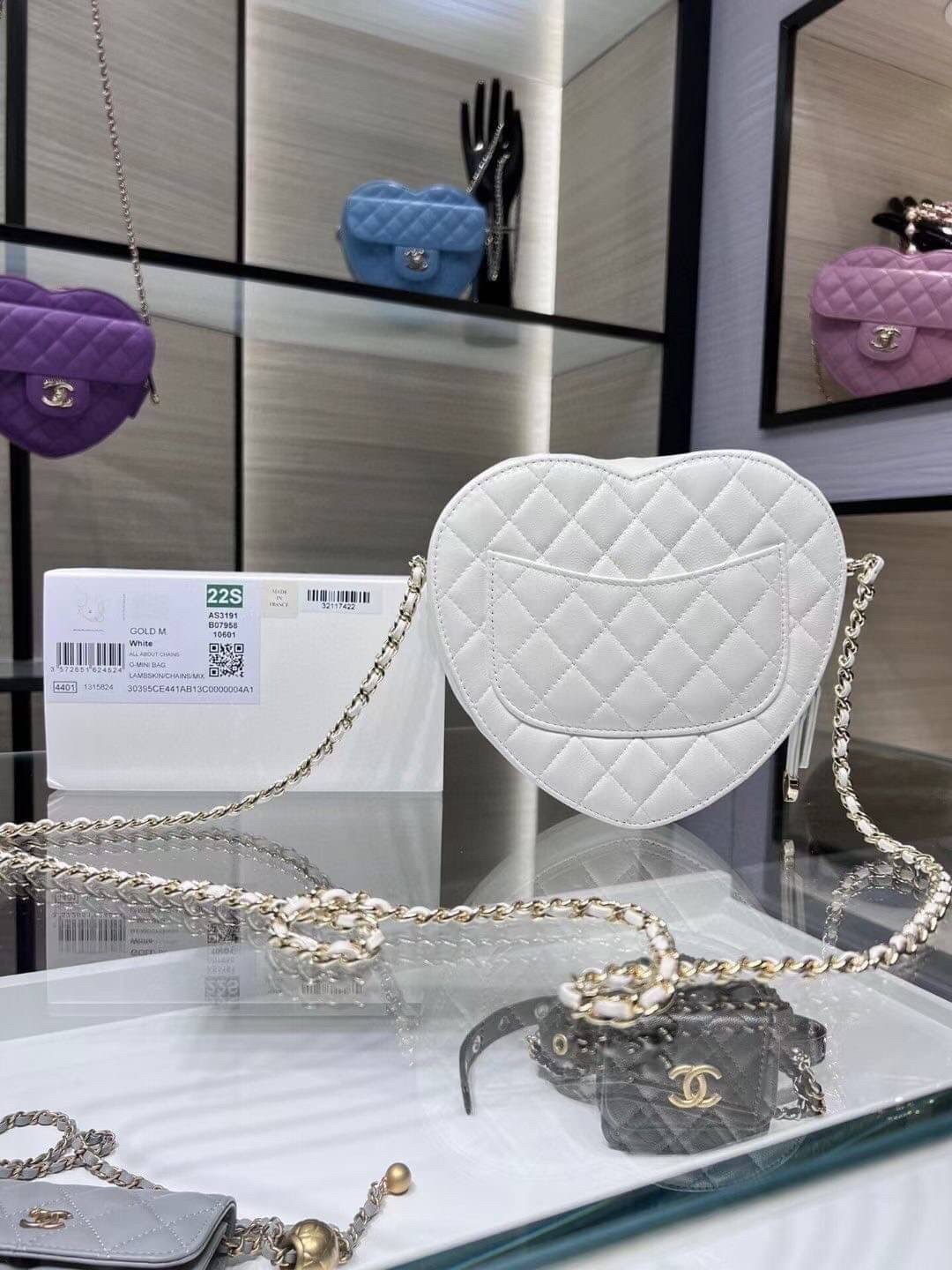 CHANEL Heart Bag 2022 SpringSummer Crossbody สวยมาก มงลงมาก!! กระเป๋าสะพายสุดคิ้วท์ ที่ดีไซน์รูปทรงหัวใจไม่ซ้ำใคร น่ารักทุกสี น่าใช้ไปเลยแม่!!