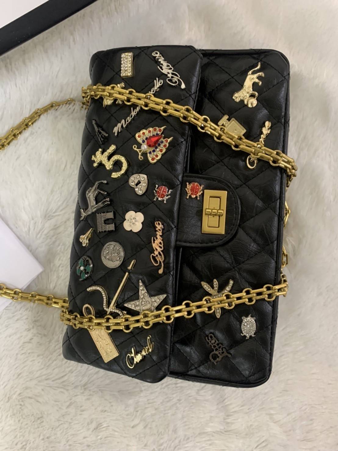 CHANEL ! Chanel Black Quilted Leather Limited Edition Lucky Charm Reissue Classic Bag กระเป๋าทรงคลาสสิคมาใหม่จาก Chanel วัสดุหนังแกะนิ่มกึ่งสังเคราะห์ ดีไซต์เป็นเอกลักษณ์ที่น่าจดจำ ด้านหน้าตกแต่งด้วยรูปสัตว์สิ่งของนำโชค อะไหล่ทอง มาพร้อมสายสะพายโซ่ทักทอเป