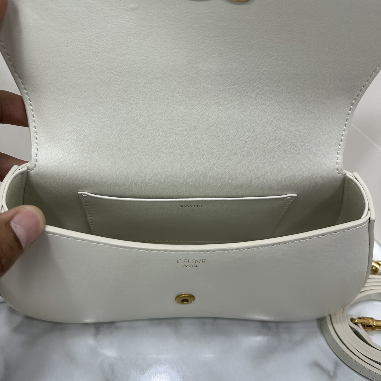 ORI หนังแท้ | CELINE TEEN CELINE LOLA IN shiny calfskin กระเป๋าสะพายทรงคลัช หนังเรียบผิวสัมผัสนุ่มลื่น คอลเลคชั่น Essentials เหนือกาลเวลาสำหรับผู้หญิงและผู้ชาย