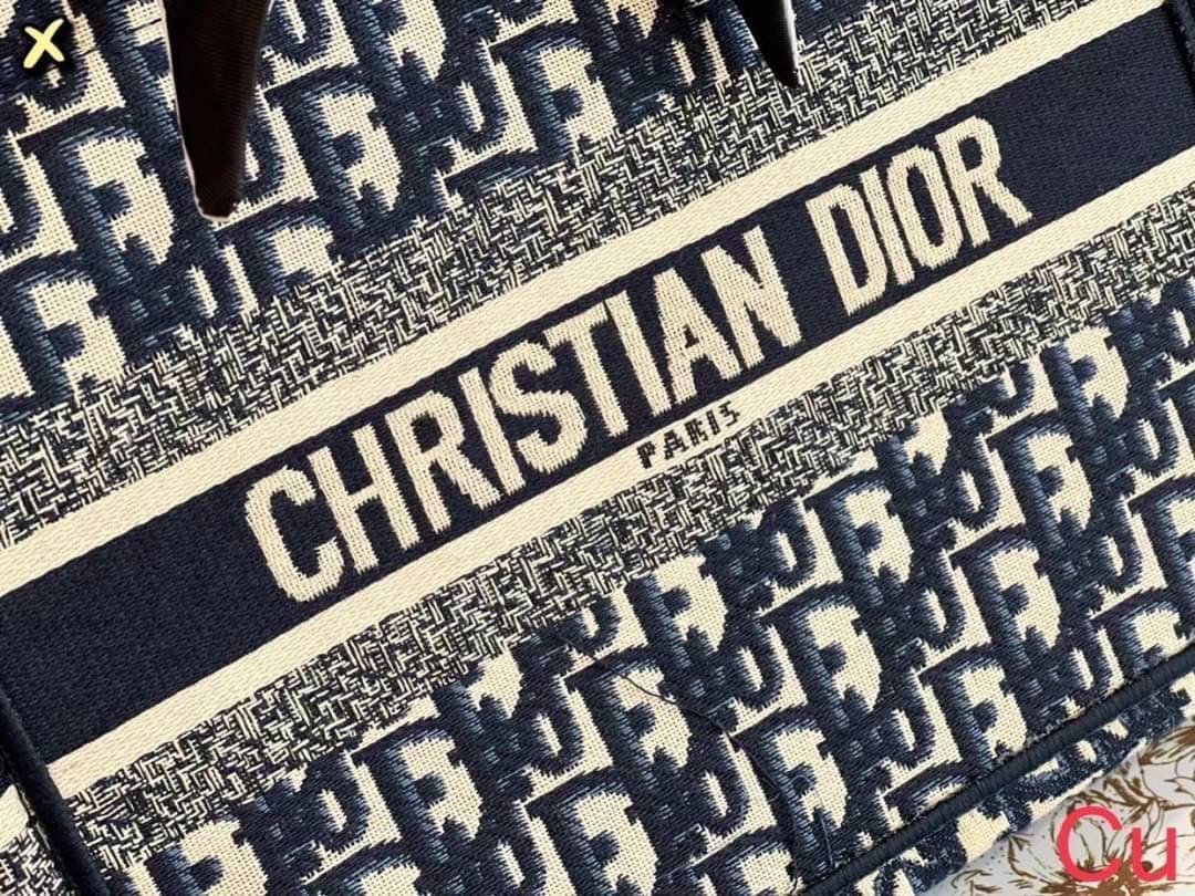 DIOR SMALL BOOK TOTE กระเป๋าสะพายทรงโท้ท สวยคลาสสิคขนาดกำลังดี พกพาสะดวก ใช้งานง่ายสุดๆ วัสดุงานทอละเอียดคุณภาพดี ภายในเป็นช่องโล่ง ใบจริงงานสวยเกินเบอร์!! สวยงามเกินราคา ไม่ผิดหวังจ้า