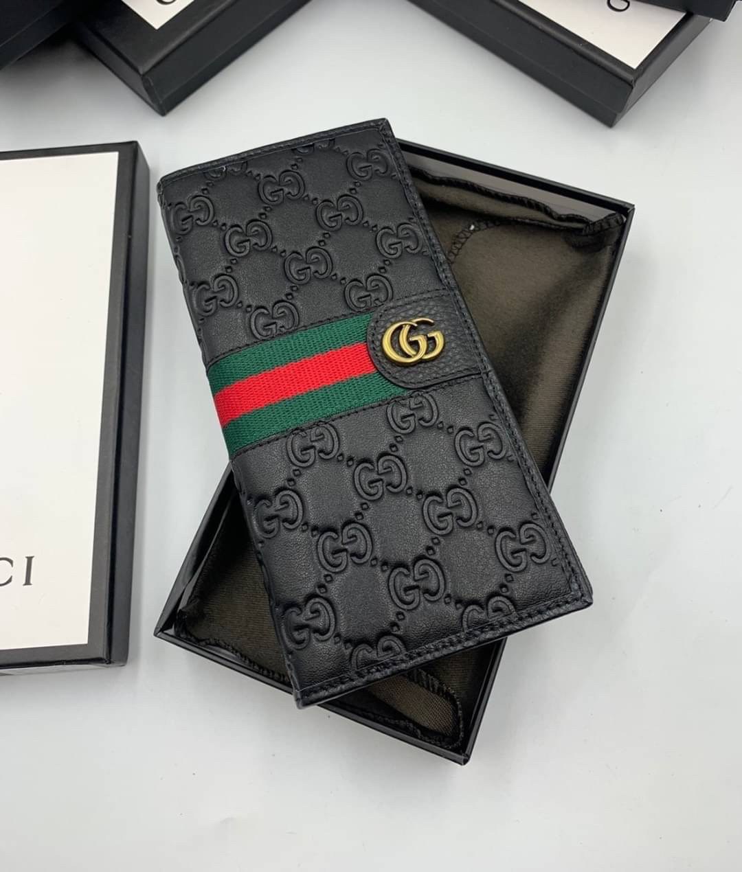 หนังแท้ GUCCI Men Long Wallet รุ่นใหม่ล่าสุด!! หนังสวยเริด ดีงามมากค่าาา กระเป๋าสตางค์ใบยาว ดีไซน์ใหม่ สวยดูหรู ถือใช้กำลังเหมาะมือ ใส่บัตรได้เยอะ ใส่ธนบัตรได้ทุกชนิด มาครบ set พร้อมส่ง!! เป็นไอเท็มที่หนุ่มๆต้องมีจริงๆจ้า 😎😎