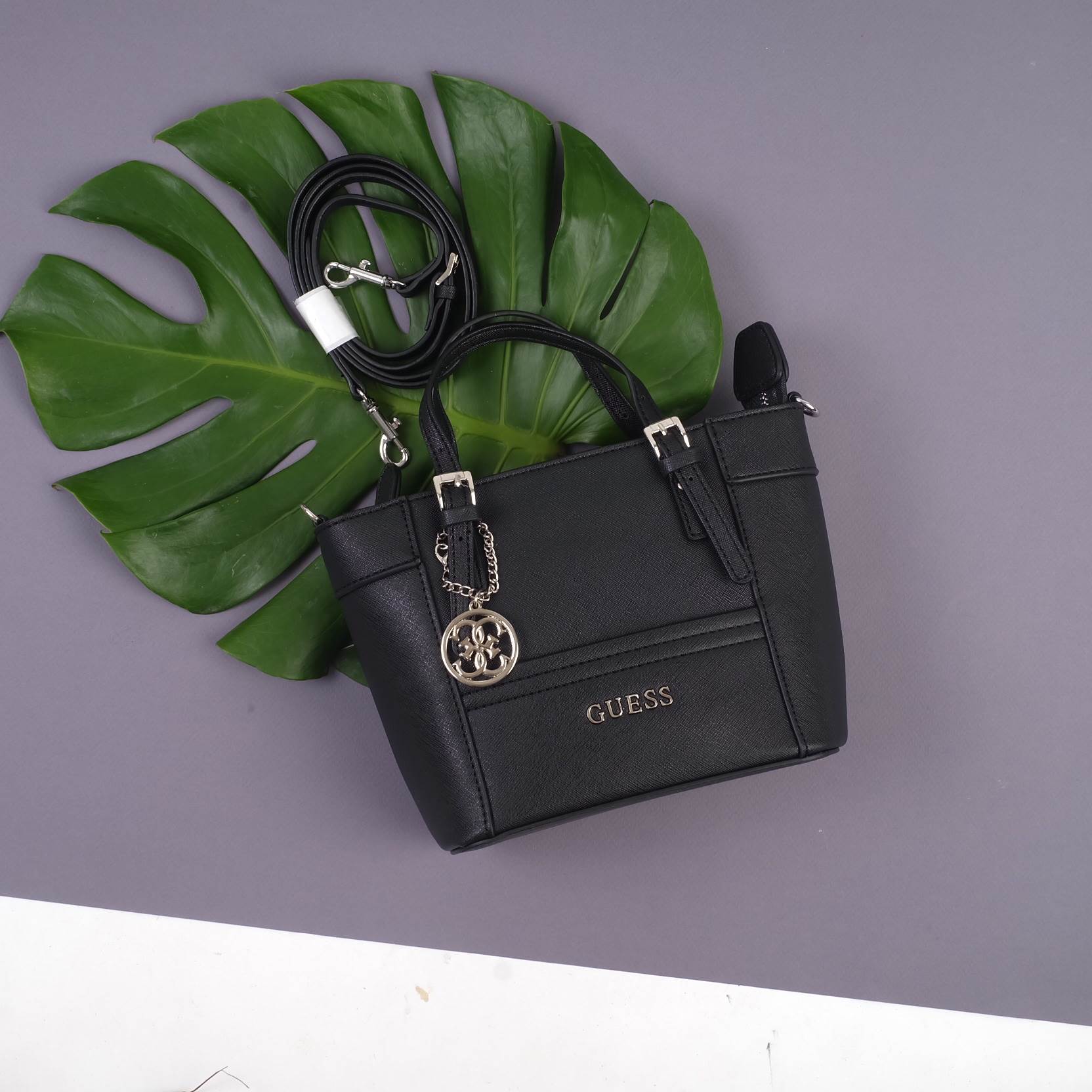 ได้กระเป๋า รุ่นหายาก ทรงสวย จากแบรนด์ Guess มาฝากคะ ใบนี้ ทรงมินิ size 8 นิ้ว กระลังน่ารักเลยคะ หนัง saffiano อย่างดี มีพวงกุญแจแบรนด์ ห้อย เข้า set ภายในมี ช่องเก็บของจุกจิก ห้ามพลาดเลยคะ สวย