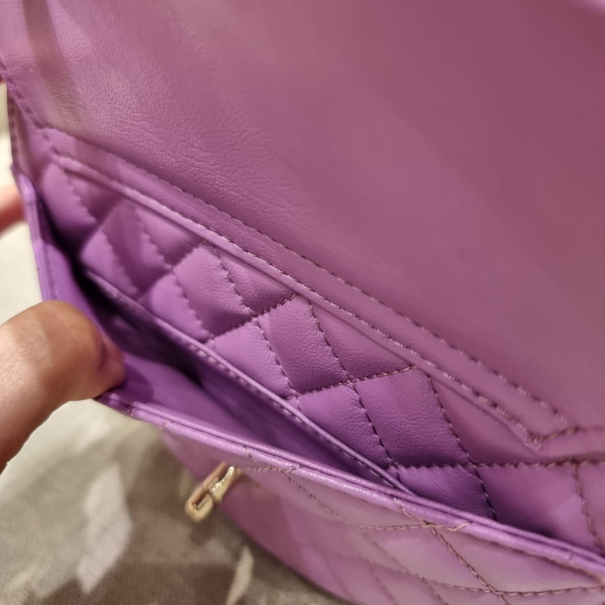 CHANEL Heart Bag Lambskin & Gold-Tone Meta ใหม่มาก สวยมาก มงมาก!! กระเป๋าสะพายสุดคิ้วท์ ที่ดีไซน์รูปทรงหัวใจไม่ซ้ำใคร น่ารักทุกสี น่าใช้ไปเลยแม่!! วัสดุหนังแกะฟอกสี เปิด-ปิดด้วยซิป ด้านหน้ามีช่องเก็บของจุกจิก ภายในเป็นช่องโล่ง ใส่มือถือ ใส่กระเป๋าสตางค์สั