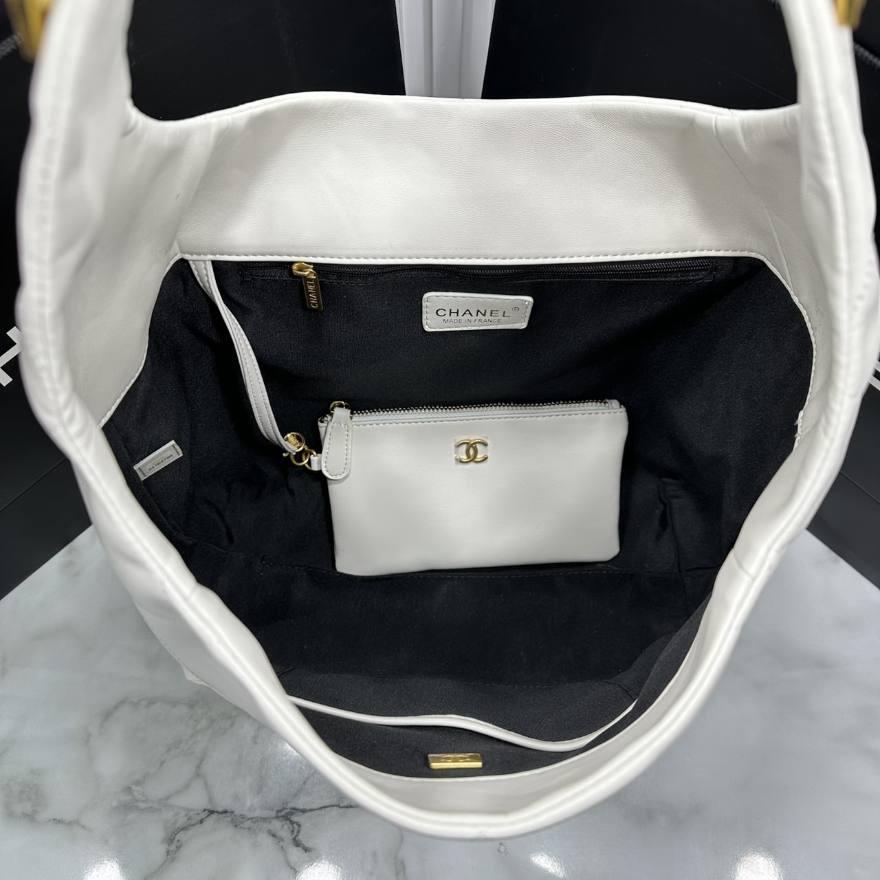 ORI หนังแท้ | CHANEL Large Hobo Bag กระเป๋าสะพายทรงโฮโบใบใหญ่ ภายในโล่งกว้างจุของได้เยอะ มาพร้อมใบเล็กสะดวกใช้งาน รุ่นใหม่สําหรับ Fall 2025