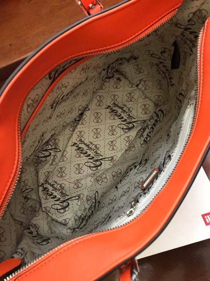 GUESS SHOPPER BAG กระเป๋าถือทรง Tote วัสดุหนังลาย Saffiano สวยอยู่ทรงสไตล์ PRADA ขนาดใหญ่ น้ำหนักเบา ด้านหน้าปั้มโลโก้แบรนด์ ประดับโลหะTAG โลโก้ตัว G อะไหล่เงินที่หูกระเป๋าถอดเเยกใช้ได้ เปิดปิดด้วยซิปเดียวใช้งานง่ายภายในมีsignature ยังมีช่องซิปและช่องเล็ก