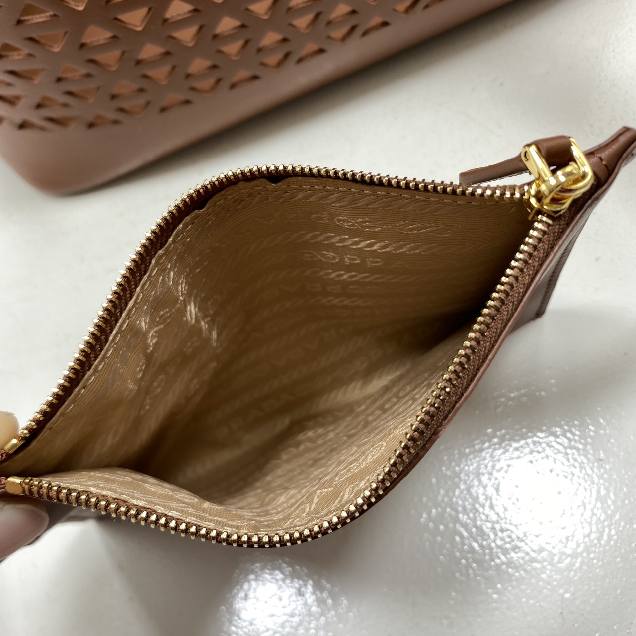 TOP ORI หนังแท้ | Prada Large perforated leather tote bag กระเป๋าทรงโท้ทใบใหญ่ ใจบางที่สุดกับคอลเลคชั่นนี้ ที่เพิ่มดีเทลความแพงด้วยการฉลุลวดลายรอบใบ ถักทอเป็นเส้นลายสานที่สวยงามมาก งานฝีมือจริงๆ