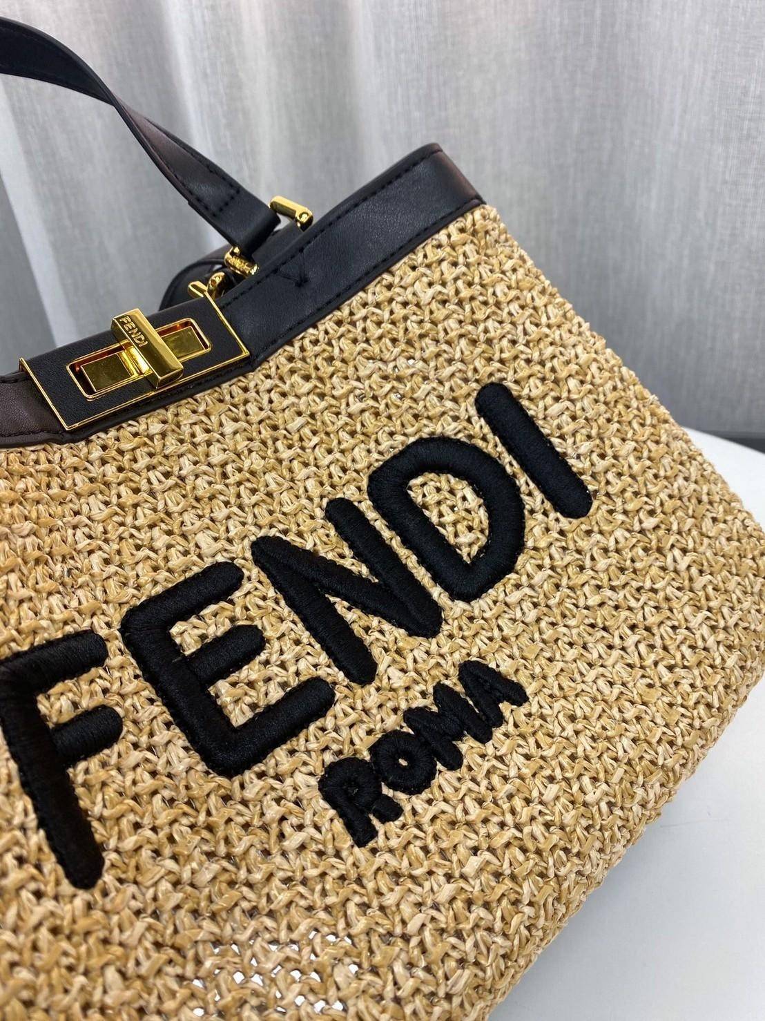 Fendi New Tote Gift bag กระเป๋าสานถือหรือสะพายข้าง ด้านหน้าปักโลโกแบรนด์ อะไหล่ทองหรูหรา น้ำหนักเบา ด้านในโล่ง จุของได้เยอะ สายสั้นสายยาวถอดสายไม่ได้ พับเก็บด้านในกระเป๋าได้ เหมาะกับวันสบายๆ ใบเดียวเที่ยวได้หมดไม่มีเอ้า จะถือหรือสะพายข้างก็เริ่ด ใบนี้เรีย