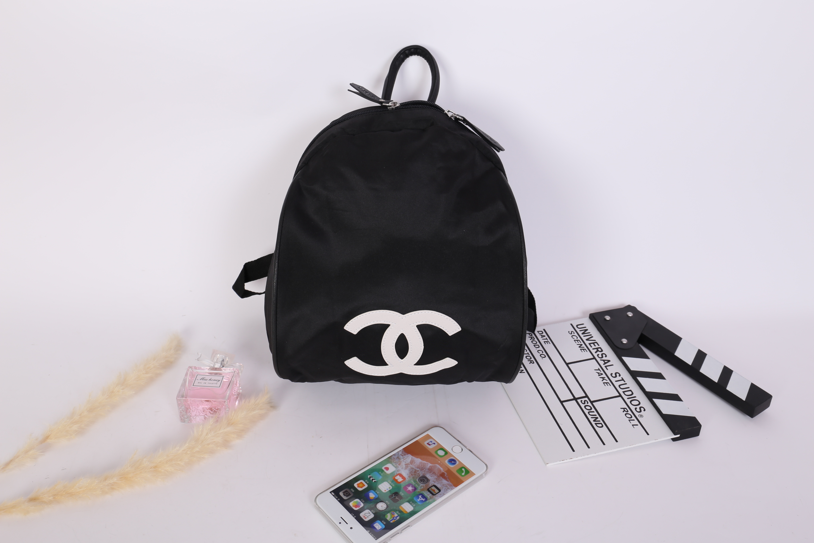 Chanel VIP Gift Backpack (พร้อมส่งโลโก้ขาว) สินค้าเป็นของแท้ ใหม่จากเค้าเตอร์เครื่องสำอาง/น้ำหอมแบรนด์ กระเป๋าเป้ของแท้จาก Chanel VIP Gift Bag วัสดุไนล่อน หัวซิปทำจากหนังปั้มชื่อแบรนด์ ด้านในเป็นช่องกว้าง และมีช่องซิปเล็ก ตัวสายสะพายด้านหลังเลื่อนปรับได้ค