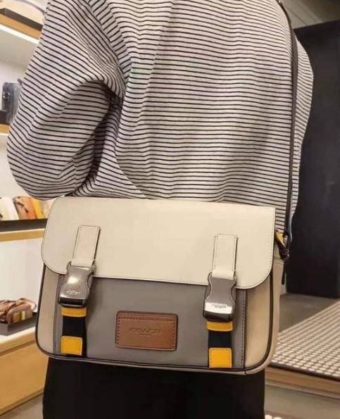 ไม่มีถือว่าพลาดมากๆ สำหรับรุ่นนี้ ใหม่เอี๋ยมเลยค่าา😘 COACH TRACK CROSSBODY IN COLORBLOCK ((4141//4021)) พร้อมส่งที่ไทย ใหม่ล่าสุดค่ะ! กระเป๋าสะพายครอสบอดี้ร์หรือสะพายข้าง หนังแท้ชั้นดีที่สุด หนังนิ่มสวยมากๆค่ะ ด้านหน้าเย็บป้ายหนังโลโก้แบรนด์ เปิดป