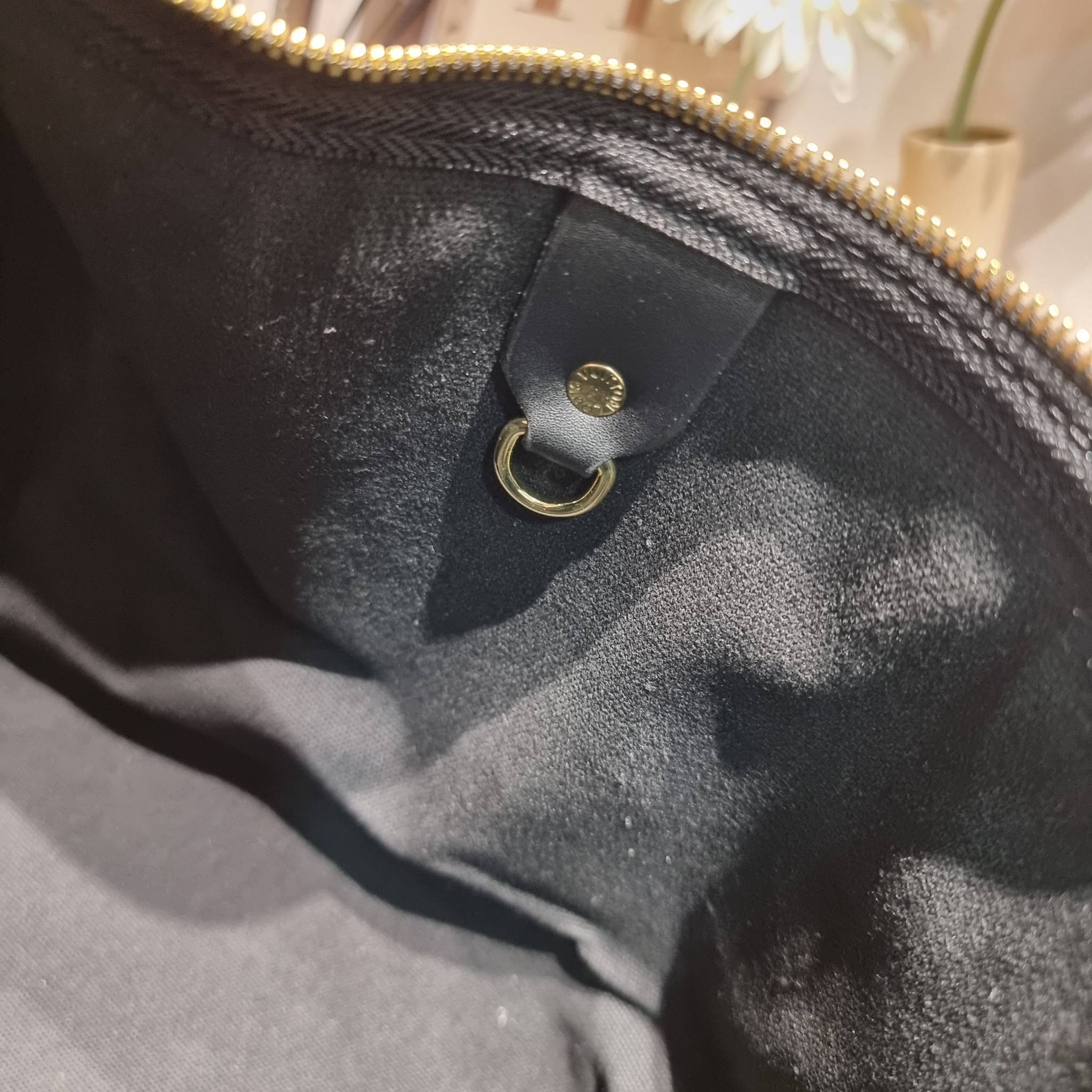 LV KEEPALL BANDOULIERE MONOGRAM LEATHER กระเป๋าเดินทางสุดคลาสสิค ทึ่ใครๆก็เฝ้ารอ ไอเท็มที่จะทำให้การเดินทางไม่ธรรมดาอีกต่อไป ด้วยดีเทลความเป็นเอกลักษณ์ เรียบแต่หรู วัสดุหนังวัวสัมผัสดี ปั๊มลวดลายโมโนแกรมรอบใบ เปิด-ปิดด้วยซิปแน่นหนา มีกุญแจล็อคได้ มีสายสะพ