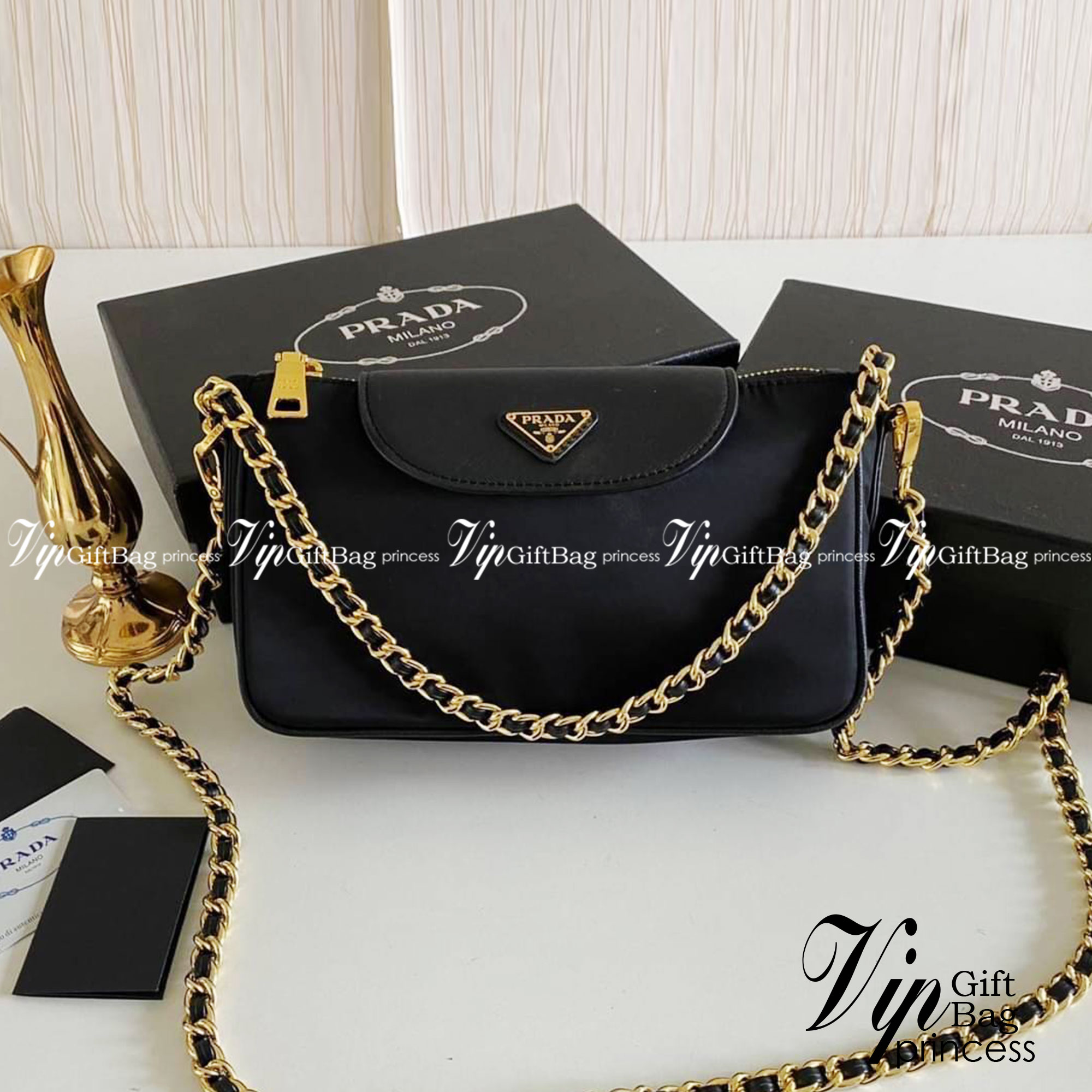 PRADA Tessuto Nylon Convertible Clutch Sling Bag / PRADA nylon crossbody bag เกรดใช้สลับใบจริง หนังแท้ ออริจินอล ใช้งานต่างประเทศได้ รุ่นในตำนานจริงๆ ค่ะ ณ ปัจจุบันยังสวยอยู่ และยังเป็นรุ่นนี้ลูกค้าเรียกร้องตลอดจริงๆ อะไหล่ โซ่เงาสวย