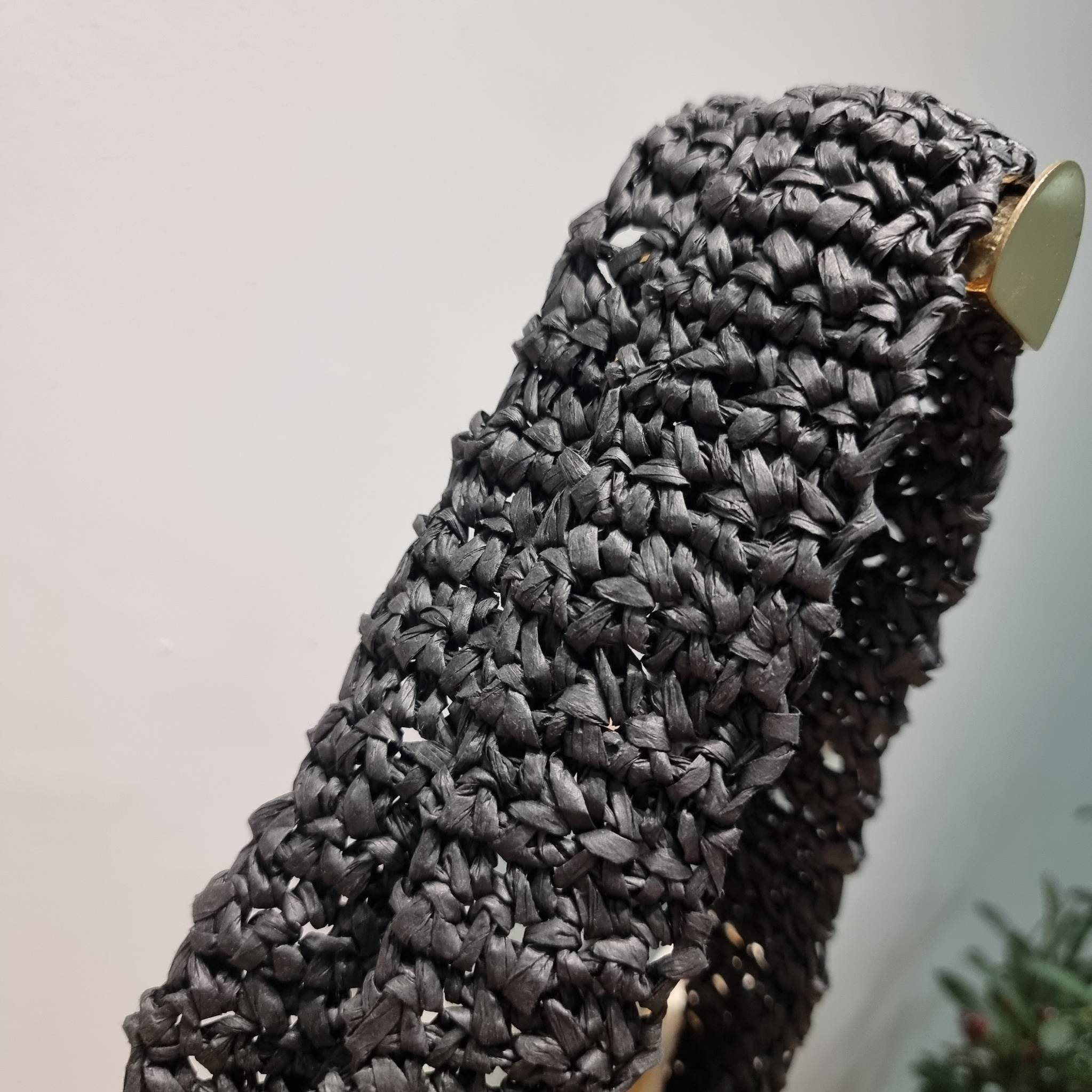 PRADA RAFFIA TOTE BAG สวยไม่ซ้ำใคร สไตล์บีช เหมาะมากกับการสะพายไปเที่ยวทะเล หรือจะใช้ในวันสบายๆก็ตอบโจทย์ กับกระเป๋าสะพายสานใบใหญ่ ตัวกระเป๋าเป็นวัสดุสังเคราห์จากธรรมชาติ