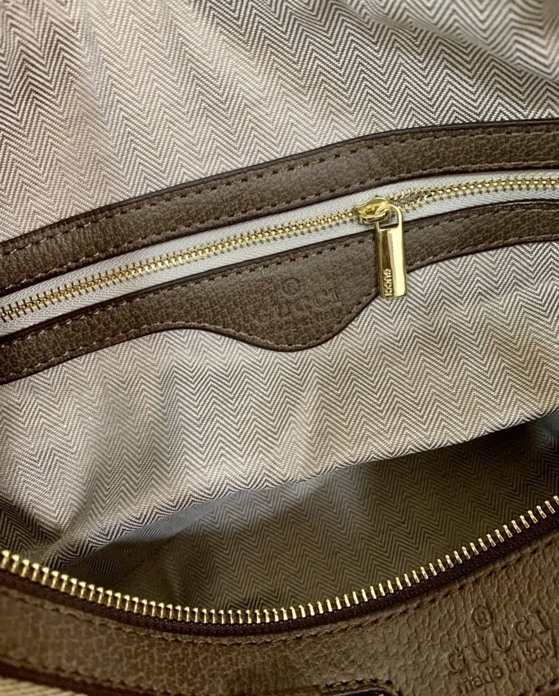 VIP 🥂 Gucci Vintage Web Boston Bag / Gucci Travel กระเป๋าทรงหมอนยอดนิยม สำหรับสาวๆ ผู้รักการพกพาของเยอะๆ ไปไหนมาไหนตลอดเวลา เหมาะใช้ทั้งในชีวิตประจำวันหรือใช้เป็นกระเป๋าเดินทางก็ได้ โดดเด่นด้วยลวดลายซิกเนเจอGucci วัสดุcalfskin อะไหล่ทอง ขนาดกำลังด