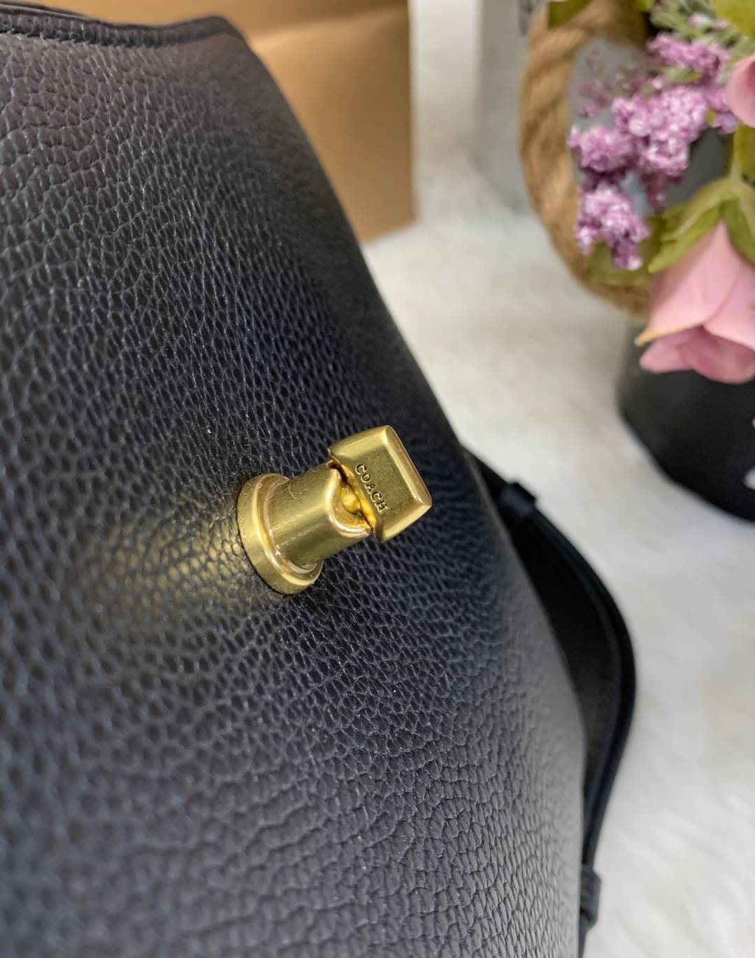 COACH CASSIE CROSSBODY BAG((68349//68348)) พร้อมส่งค่ะ! รุ่นฮิต กระเป๋าหิ้วได้//สะพายข้างหรือครอสบอดี้ร์ได้ หนังแท้นิ่มสวย เปิดปิดกระเป๋าแบบหมุนล็อค ภายในกระเป๋ามี3ช่องให้ใส่ของ แต่ล่ะช่องกว้าง สามารถใส่กระเป๋าเงินใบยาวได้;ของอื่นๆได้จุทีเดียวค่ะ ;มีช่องซ