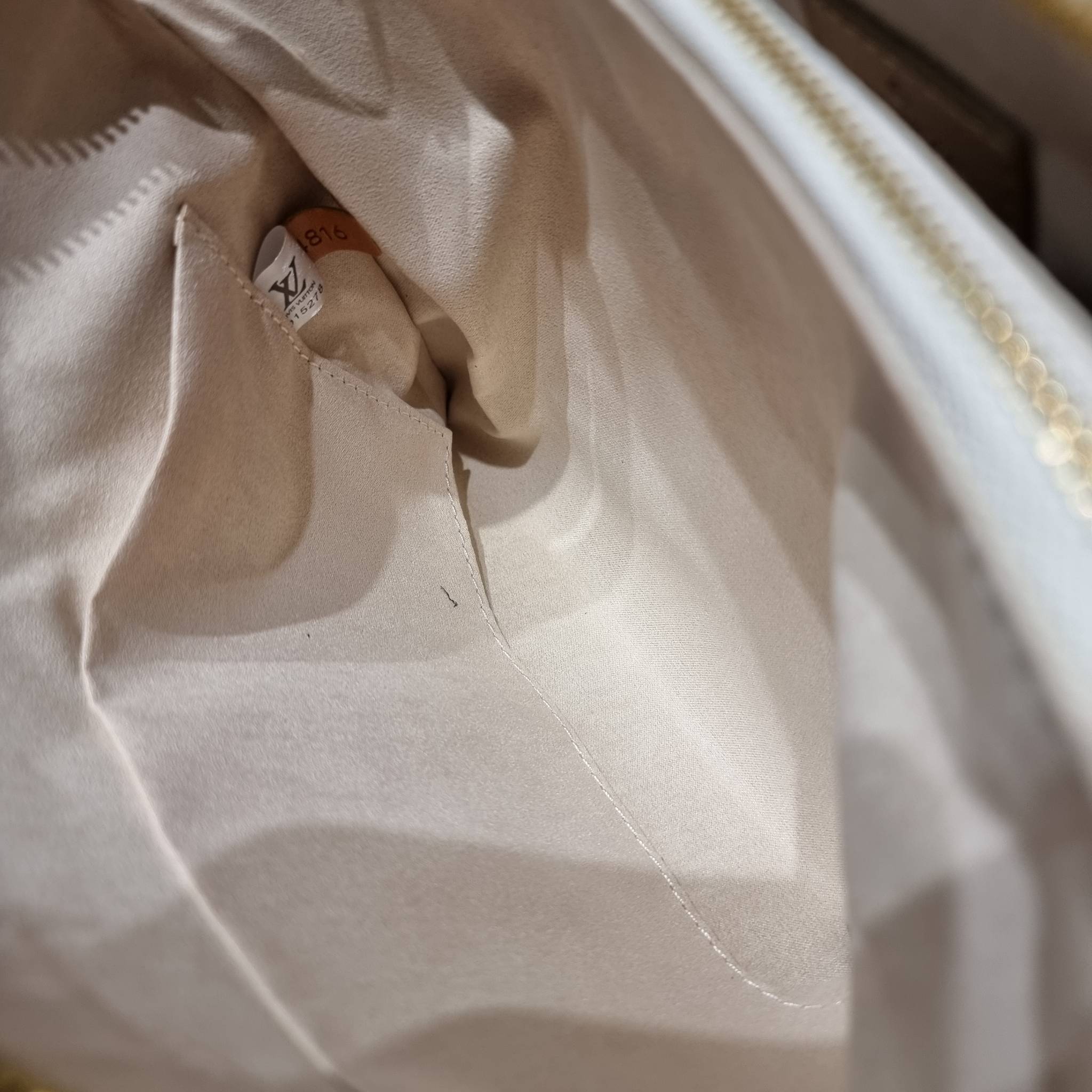 LV Coussin Bag / LV HANDLE POUCH MONOGRAM LIMITED EDITION กระเป๋าสะพายกึ่งคลัชท์ สุดล้ำ ดีไซน์ใหม่ สีลิมิเต็ดมาแรงมาก ด้วยความสวยปังตั้งแต่แรกเห็น วัสดุหนังแกะปั๊มลายสวย มาพร้อมสาย 2 เส้น เชิดๆสับๆ