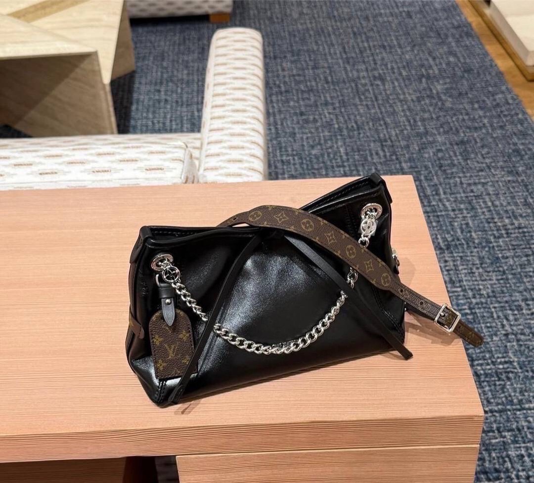 LV CarryAll Vibe BB ใหม่ล่าสุด กระเป๋าสะพายทรงโท้ทไซส์เล็ก สวยหรูดีไซน์เรียบง่ายคลาสสิค ดูผู้ดี รูปทรงสวยตลอดกาล ใช้ได้กับทุกลุค ทุกโอกาส