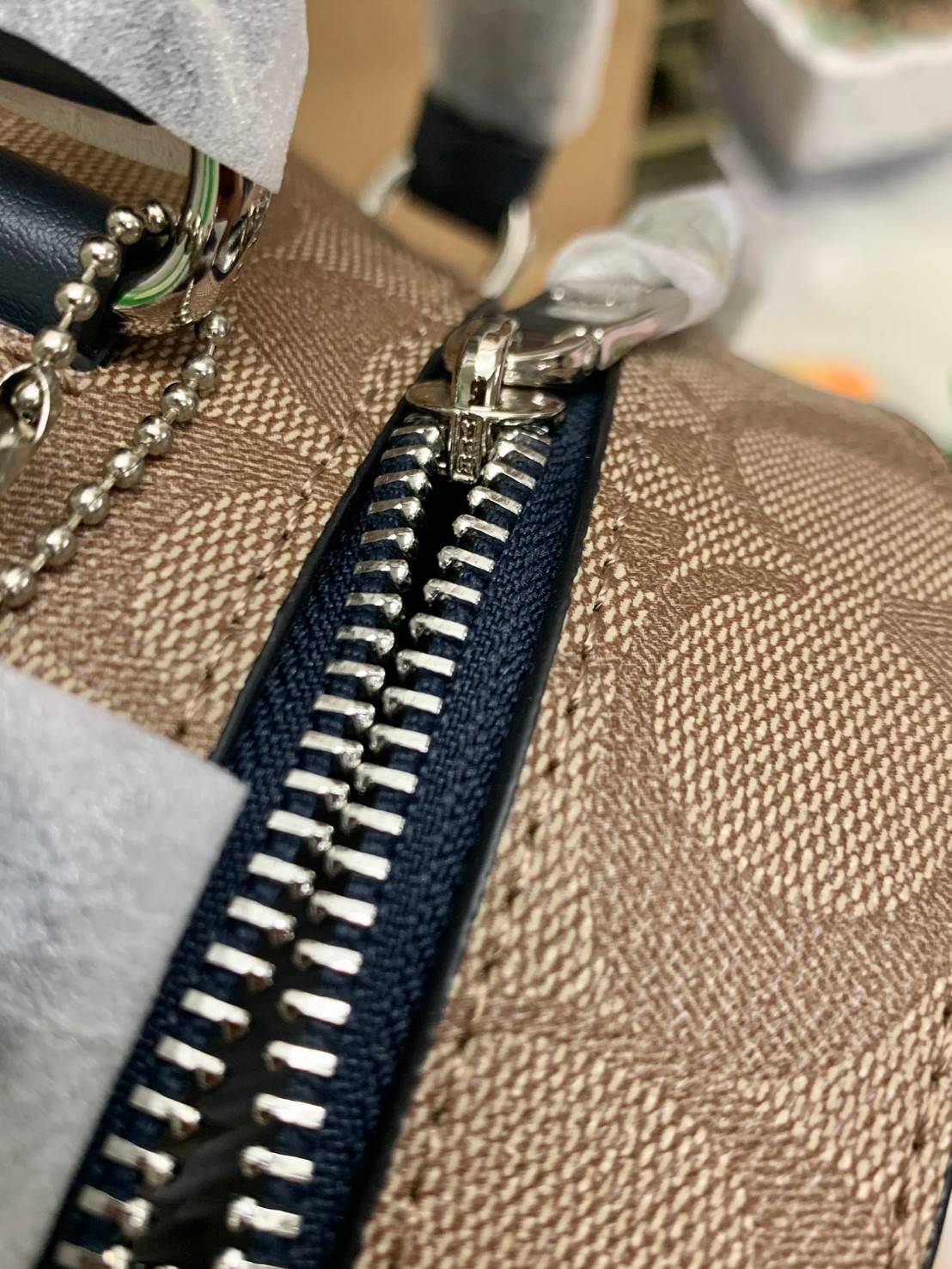 COACH JORDYN BACKPACK IN BLOCKED SIGNATURE ((76622//76624//76715)) พร้อมส่ง กระเป๋าสะพายหลังแบบมีหูหิ้ว หนังแท้ หนังนิ่มอย่างดีเลยค่า ด้านหน้ามีช่องซิปหนึ่งช่องสำหรับใส่ของจุกจิกนะคะ เปิดปิดช่องหลักแบบซิปคู่ หัวซิปมีหนังห้อยมาให้ ภายในกระเป๋าโล่งใส่สัมภาร