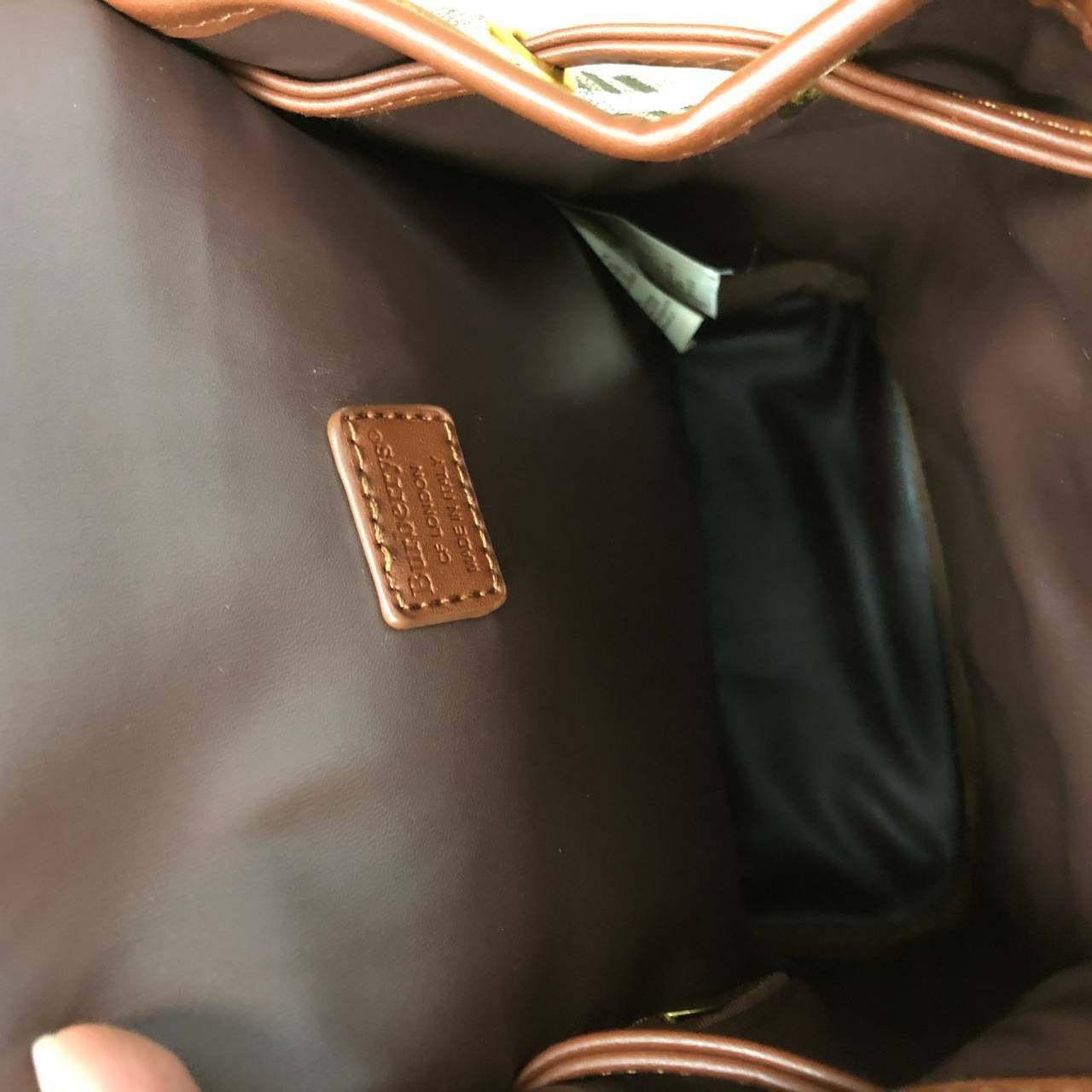 BURBERRY BACKPACK VIP GIFT WITH PURCHASE (GWP) พรีเมี่ยมกิ๊ฟ Limited Edition จาก BURBERRY *กระเป๋าเป้ วัสดุหนัง PVC หนา มีช่องใส่ของหลายช่อง พร้อมช่องซิปหน้า เปิดปิดด้วยหมุดล็อค ภายในมีช่องใส่ของโล่งกว้าง สามารถใส่ของได้หลากหลาย สายสะพายหลังปรับได้ฟรี อะไ