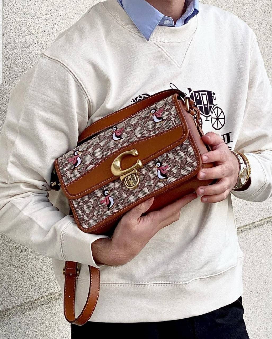 COACH STUDIO SHOULDER BAG IN SIGNATURE JACQUARD WITH PENGUIN MOTIF (C7935) กระเป๋าสะพาย ดีไซน์เฉียบ! สุดคลาสสิค ที่เป็นเอกลักษณ์เฉพาะตัว//วัสดุ JACQUARD พิมพ์ลาย SIGNATURE ผสมหนังแท้ รูปทรงสวย ดีเทลเรียบหรู เพิ่มดีไซน์โดดเด่น ด้วยการปักเย็บ รูปเพนกวินสุดน