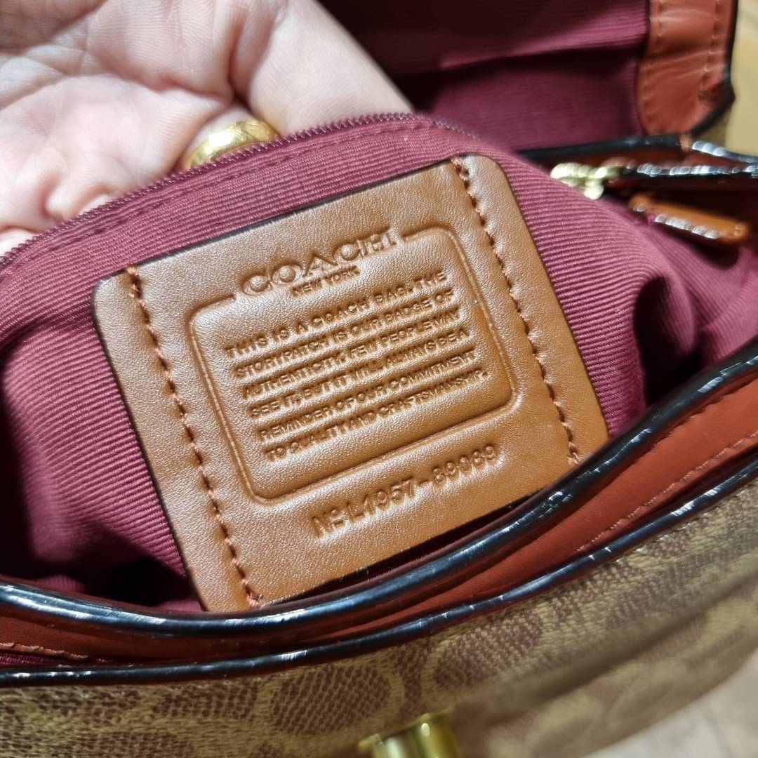 COACH 89089 CASSIE CROSSBODY 19 IN SIGNATURE CANVAS คัมแบ็คแล้วจ้า!! เรียบหรู ดูดี ต้องไอเท็มนี้เลย!! กระเป๋าสะพายข้าง สุดพิเศษ!! มีสายมาให้ถึง 3 แบบ!! สลับใช้แมทช์ตามสไตล์ได้เลย วัสดุหนังแคนวาสสลับหนังแท้ บอกเลยว่าสวยทุกสีนะคอลนี้ เปิด-ปิดด้วยตัวบิดล็อค 