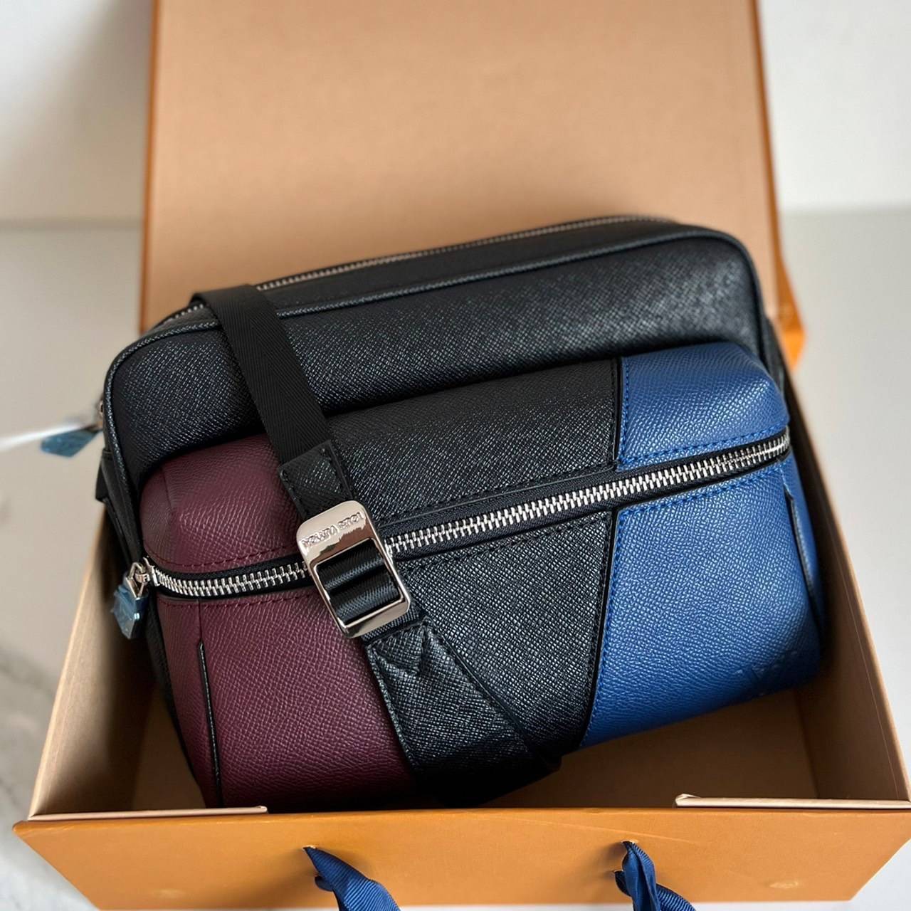 หนังแท้ Louis Vuitton taigarama outdoor messenger man bag ภาพถ่ายจากงานขายจริง