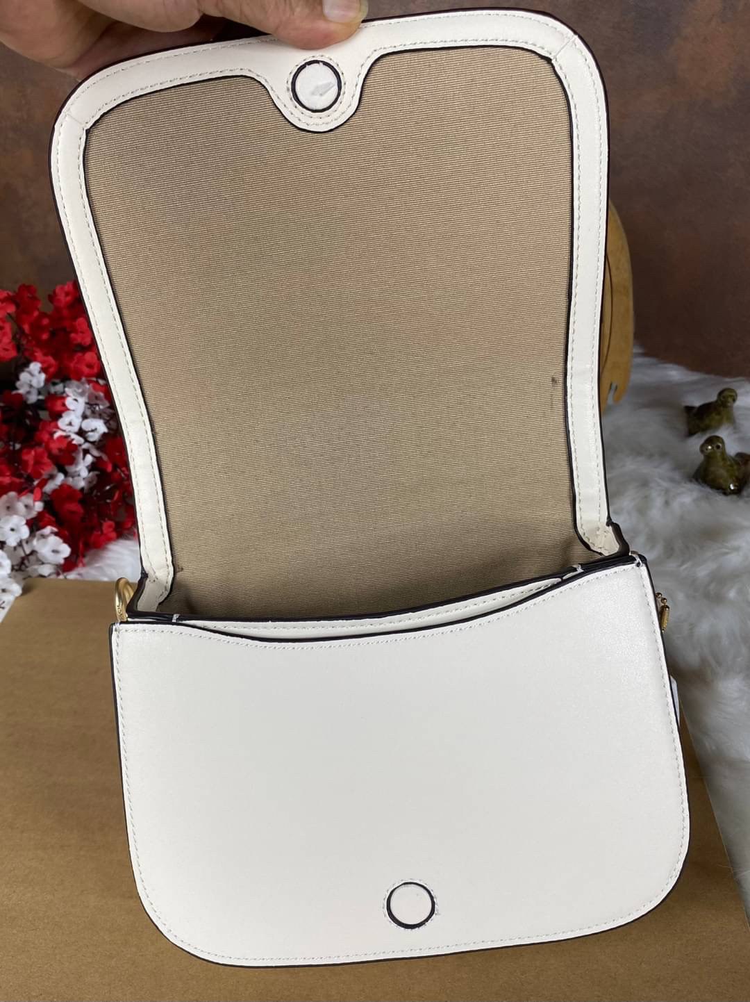 OUTLET 】COACH SADDLE BAG WITH HORSE AND CARRIAGE DOT PRINT (COACH C4059) กระเป๋าสะพายข้าง ลายม้าและรถลาก item ใหม่ที่สาวๆต้องมีนาทีนี้ห้ามพลาด รูปทรงโค้งมน วัสดุ พีวีซี ผ้าใบเคลือบพิมพ์ลายเป็นหนังเรียบ ทนทานและกันคราบสกปรกทั้งสี่ด้านเป็นหนังคุ้มสุดๆ ภายใน