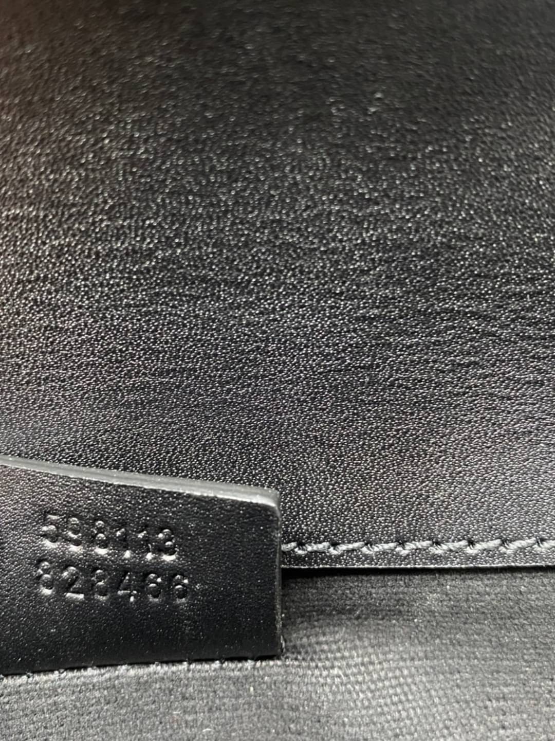 VIP 】หนังแท้ Gucci GG belt bag อีกหนึ่งกระเป๋าคาดอก ที่เป็น unisex และหายากไปอีก ดีไซน์ย้อนยุคยอดฮิต ขนาดกะทัดรัดพกสะดวก วัสดุหนังแคนวาส ทนทาน ภายในเป็นช่องโล่ง ใส่โทรศัพท์ได้ ของจุกๆสำคัญๆได้ สายสะพายปรับได้ตามตัว ใบจริงเห็นแล้วหลงรัก คุ้มค่าที่สุด จัดเล