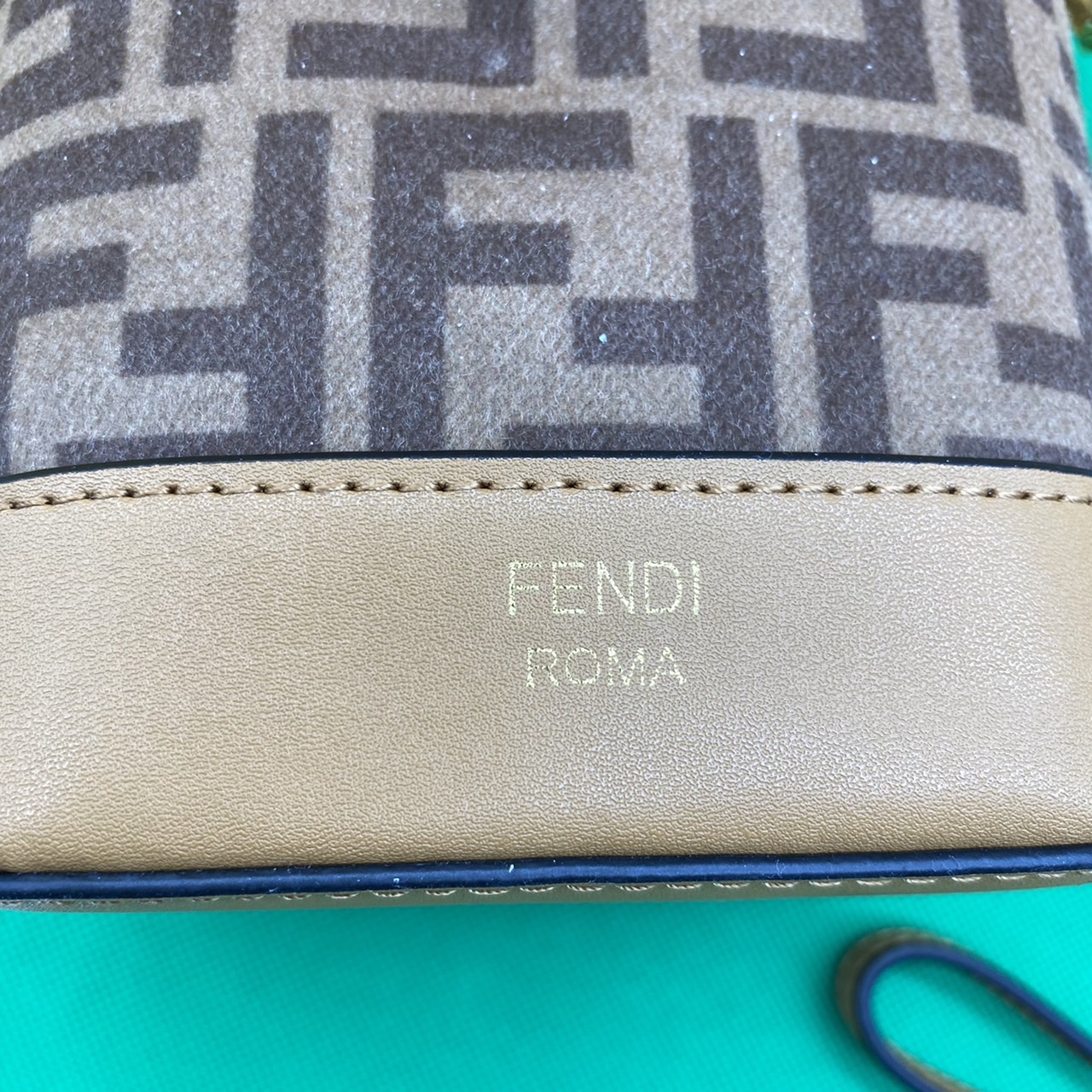 FENDI MON TRESOR MINI BAG รุ่นใหม่ล่าสุด น่ารักมากค่ะ กระเป๋าถือหรือสะพายไหล่ทรงขนมจีบสุดคลาสสิก วัสดุหนังแท้สลับผ้ากำมะหยี่พิมพ์ลายอย่างดี ลวดลายเอกลักษณ์ตามแบบฉบับแบรนด์ สวยหรู ดูแพง คุณนายสุดไปเลยค่า ถือแล้วสวยมากๆ จุของได้กำลังดี ทรงนี้ต้องมีติดตู้ไว้
