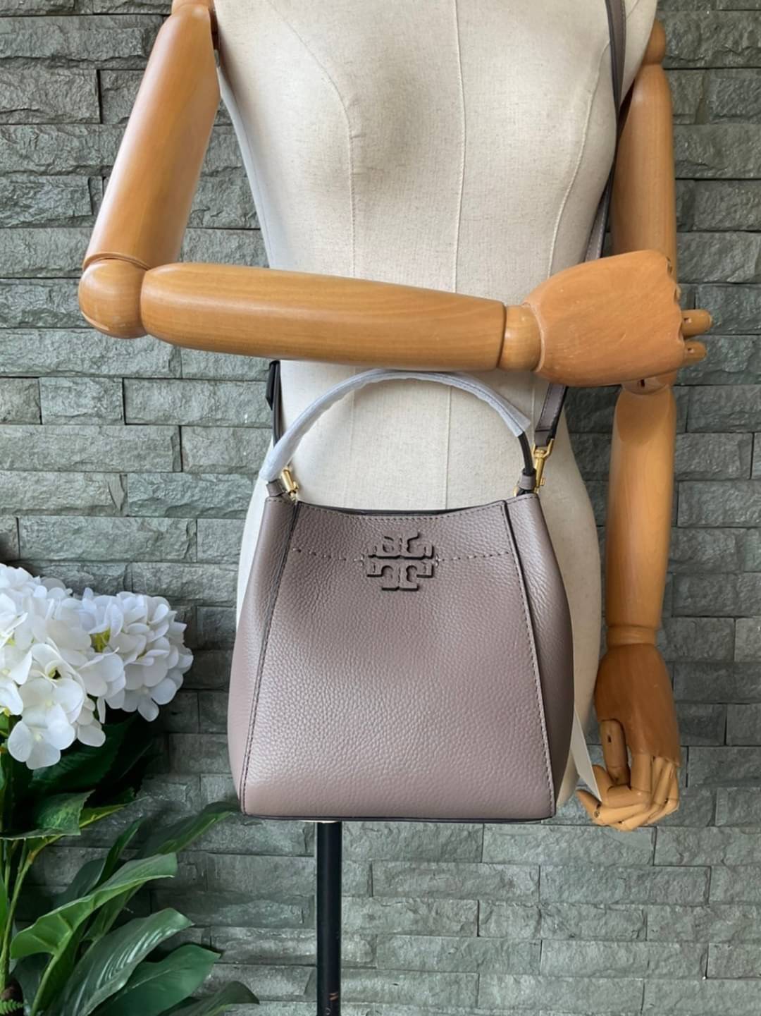 คอลเลคชั่นขายดี มากี่รอบๆ ก็หมดไวทุกรอบ!! TORY BURCH MCGRAW MINI BUCKET BAG กระเป๋าสะพาย และ ถือ คล้องแขน ทรงถัง สะพายได้ 2 ทรง ผลิตจากหนังแท้ หนังลูกวัว หนังนุ่ม หนังหอม น้ำหนักเบามากกก!! หนังลื่น นิ่มสวยมากๆ!! ด้านหน้าประดับโลโก้แบรนด์ ภายในโล่งกว้าง มี