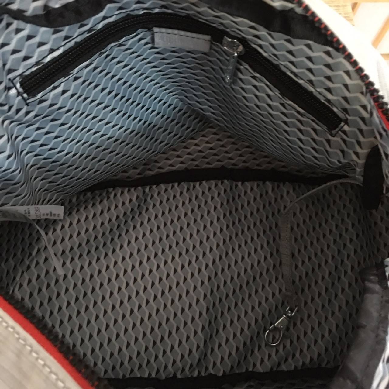 Kipling K13636 Defea Handbag ใช้สำหรับถือ/สะพายข้างได้ค่ะ สายถอดออกได้ ด้านหน้ามี 2 ช่องซิปและยังช่องซิปเชียงและช่องอื่นอีก ด้านหลังมีอีก 1 ช่องซิปยาวค่ะ ปากกระเป๋าหลักด้านบนปิด 2 ซิป ก้นมีฟองน้ำกันกระแทก มีช่องซิปอีก 1 ช่อง ช่องเล็กอีกตามรูป ใช้ได้ทุกโอก