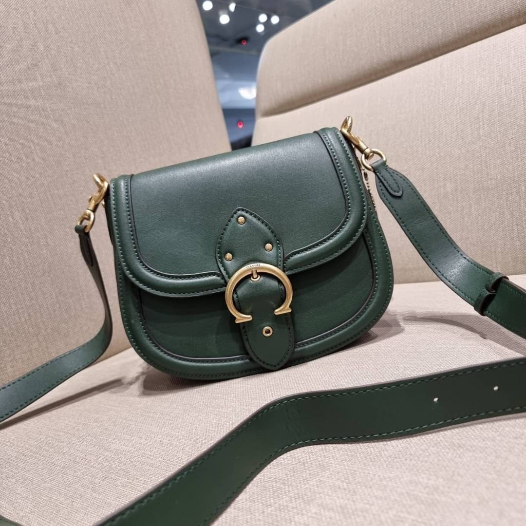 COACH C0749 BEAT SADDLE BAG The best item! ที่สาวๆรอคอย! ฮอตไฟลุก! สีหายาก ละมุนคุณหนู คอลเลคชั่นใหม่ ดีไซน์หรูหรา พิเศษมากๆมาพร้อมสายสะพาย 2 เส้น ใช้คู่กันหรือแยกสะพายก็สวยครบสูตร กระเป๋าสะพายทรง saddle คลาสสิค วัสดุหนัง glove-tanned ทนทาน เปิด-ปิดด้วยกร