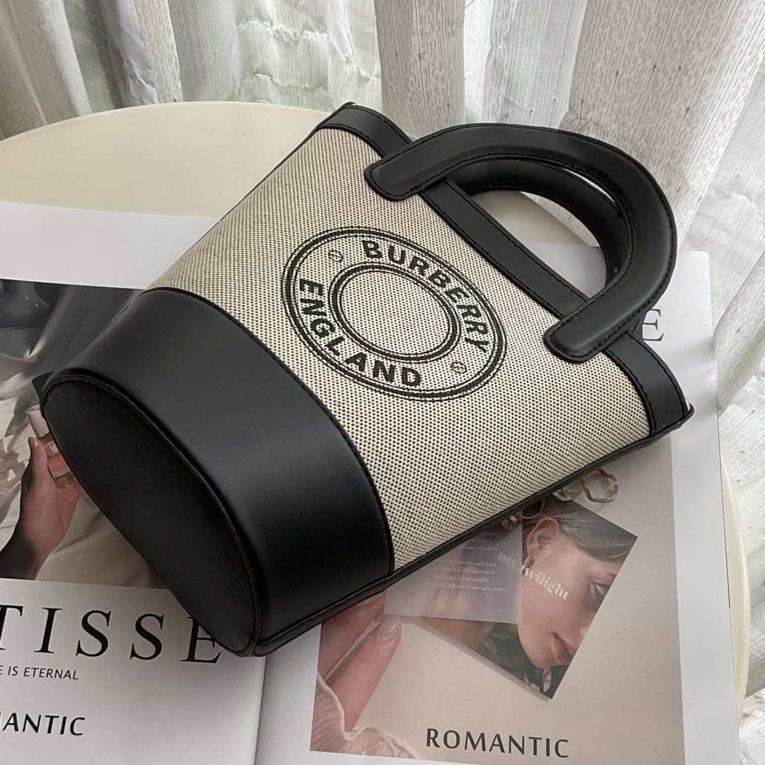 BURBERRY MINI CANVAS CROSSBODY BAG / BURBERRY BUCKET BAG *งานหรูมาก กระเป๋าทรง CROSSBODY ใบขนาดกำลังดี *ผ้าแคนวาสคาดหนังวัวแท้ ปักโลโก้แบรนด์ด้านหน้า ด้านในเปิดปิดด้วยกระดุมคาด สามารถใส่กระเป๋าสตางค์ยาว สมุดบัญชีได้