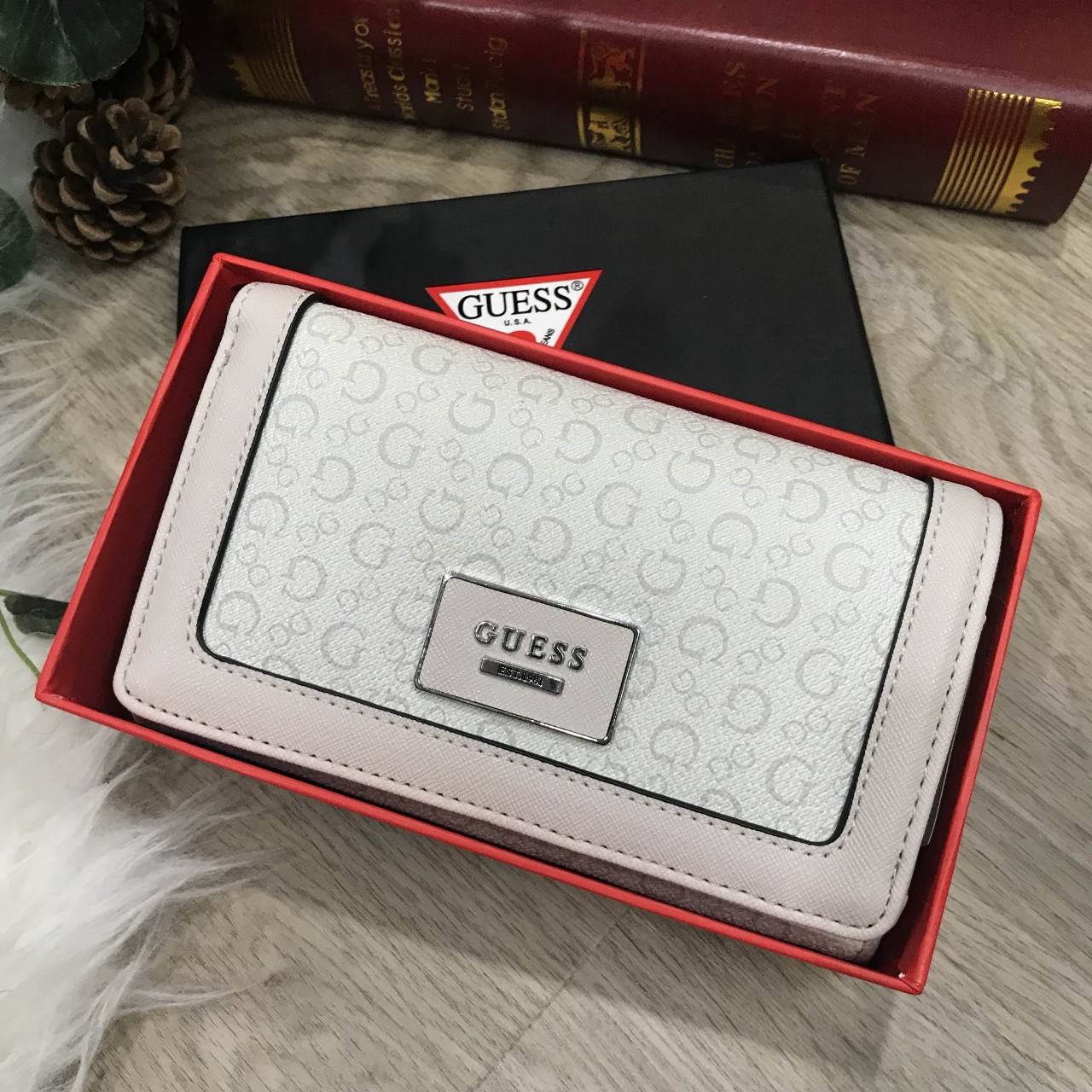 GUESS FACTORY WOMEN'S LONG WALLET 2018 กระเป๋าสตางค์พร้อมสายคล้องมือหนัง Saffiano ลาย Signature Brand สวยอยู่ทรงด้านหน้าประดับโลโก้แบรนด์สวยน่าใช้ ด้านหลังมีช่องใส่ของ ภายในมีช่องแบ่งหลายช่องเป็นสัดส่วน มีช่องใส่รูป ธนบัตร ช่องซิป ช่องใส่บัตร ใส่มือถ
