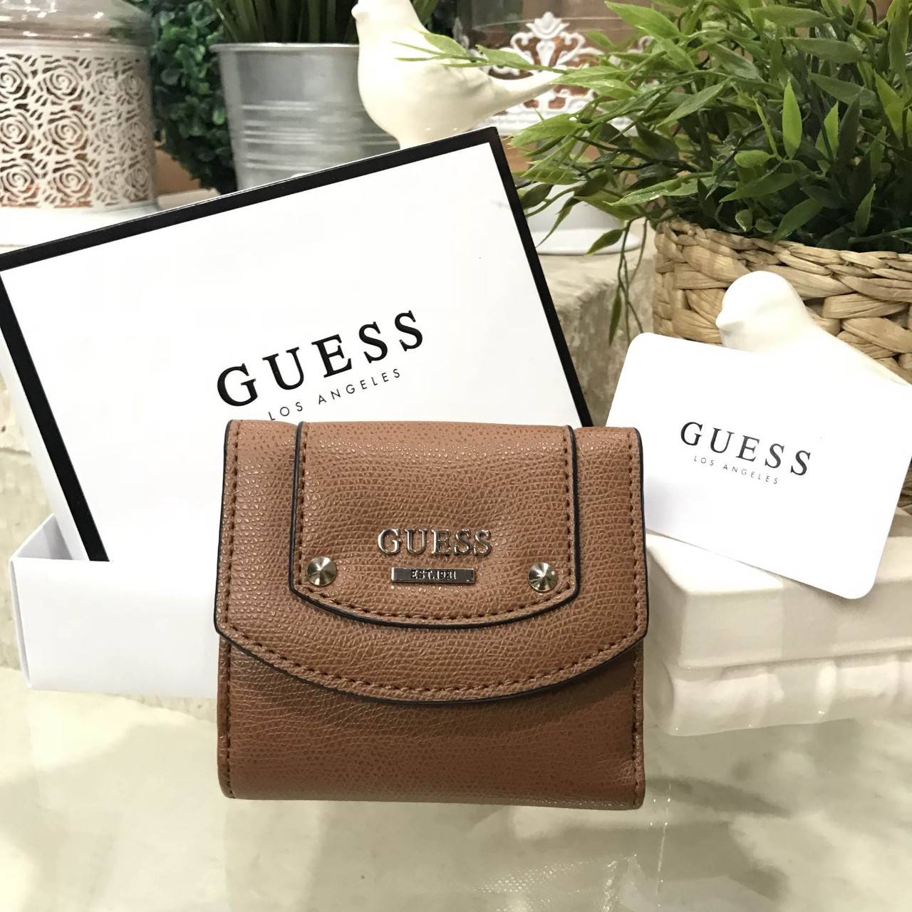 GUESS FACTORY WOMEN'S SHORT WALLET New arrival! กระเป๋าสตางค์ใบสั้นรุ่นแนะนำ หนังสวยอยู่ทรง ด้านหน้าประดับโลโก้แบรนด์ ภายในมีช่องใส่ธนบัตร 2 ช่อง มีช่องใส่รูป, บัตร และช่องใส่เหรียญค่ะ