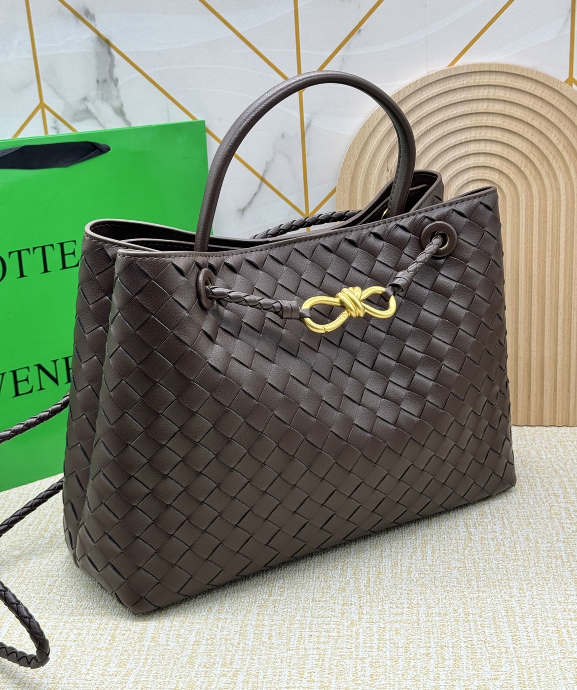 BOTTEGA Medium Andiamo embellished intrecciato leather tote 32cm กระเป๋าสะพายดีไซส์สานเป็นเอกลักษณ์ หนัง nappa นิ่มสวยงาม