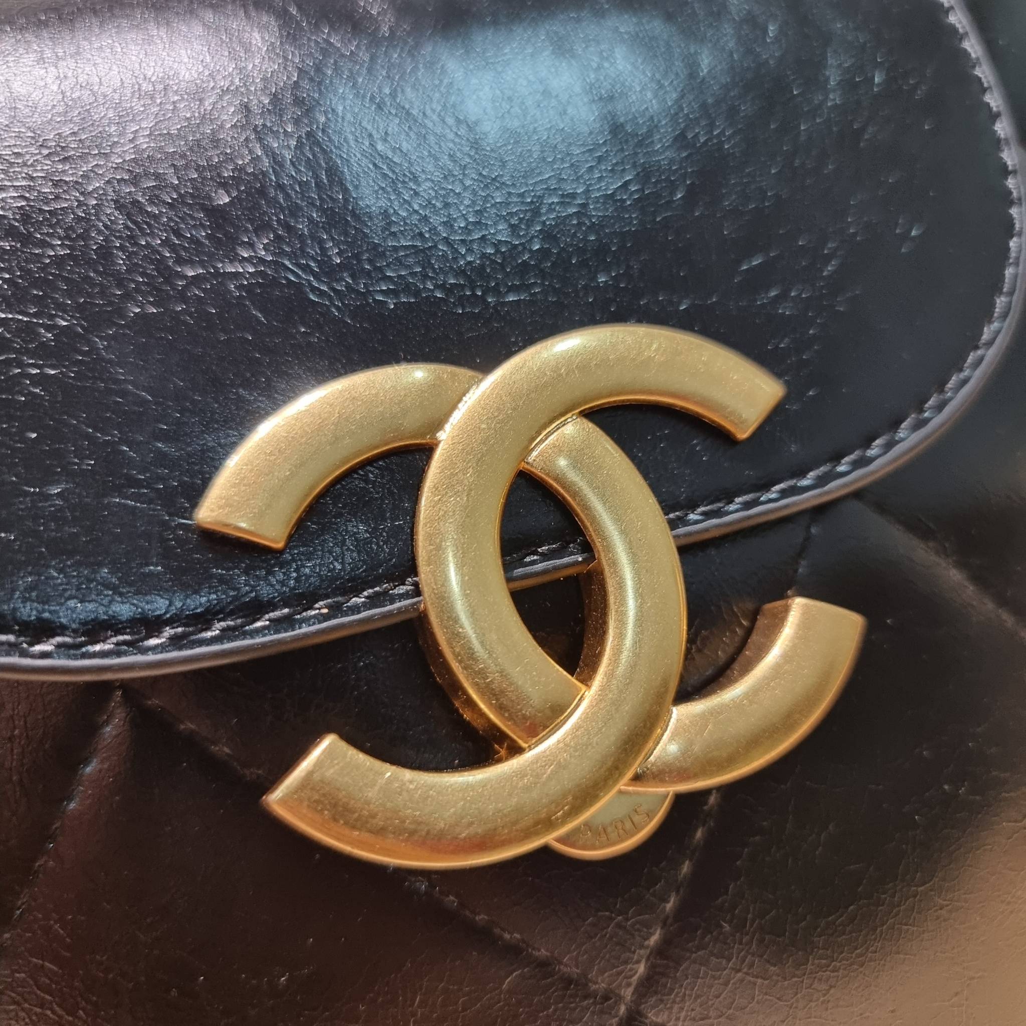 Chanel crossbody tote bag ไอเท็มเอ็กซ์คลูซีพ กระเป๋าสะพายรูปทรงโท้ทสะดวกใช้ มีฝาปิดกระดุมแม่เหล็กให้ในตัว และยังมีใบลูกอีกด้วย โดดเด่นด้วยโลโก้เอกลักษณ์สีทองหรู