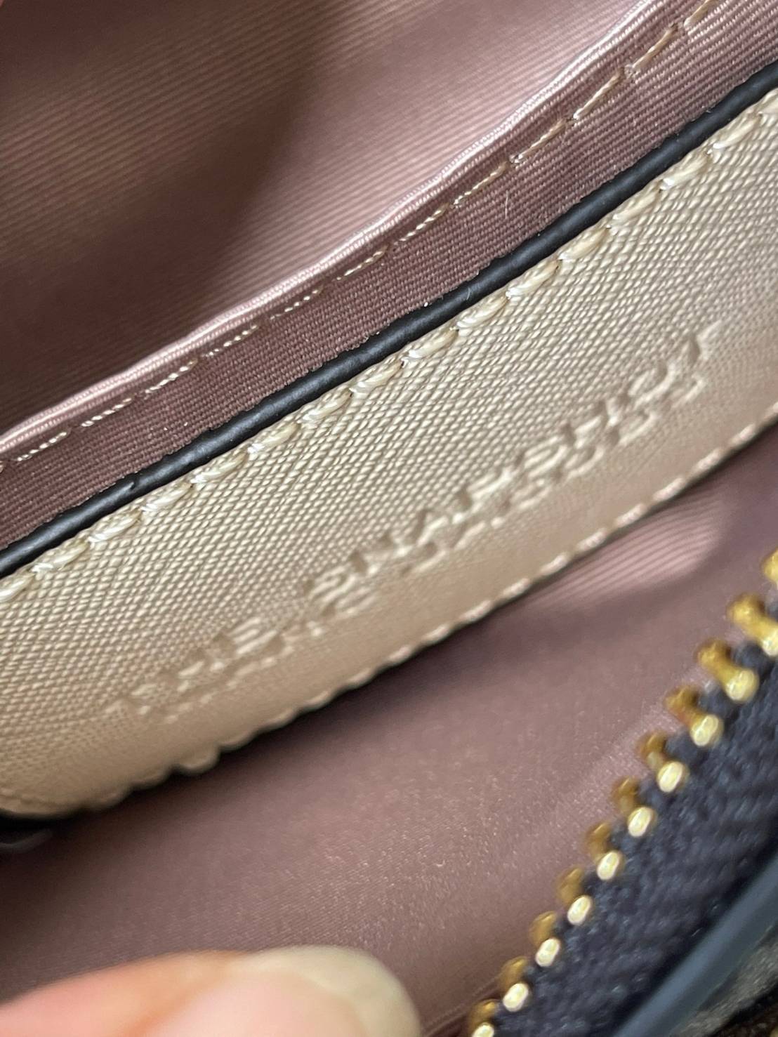 Marc Jacobs Snapshot Bag กระเป๋าแบรนด์ดังจากสัญชาติอเมริกัน นับได้ว่ารุ่นนี้เป็นรุ่นทรงฮิตเลยทีเดียว โดยด้านหน้ากระเป๋าจะเป็นโลโก้แบบโลหะที่เป็นสัญลักษณ์ของแบรนด์นี้ มาพร้อมสายสะพายที่จะสะพายยังไงก็ดูโดดเด่น เพราะขนาดใหญ่ที่สกรีนตัวอักษรโลโก้ ในรูปแบบต่าง