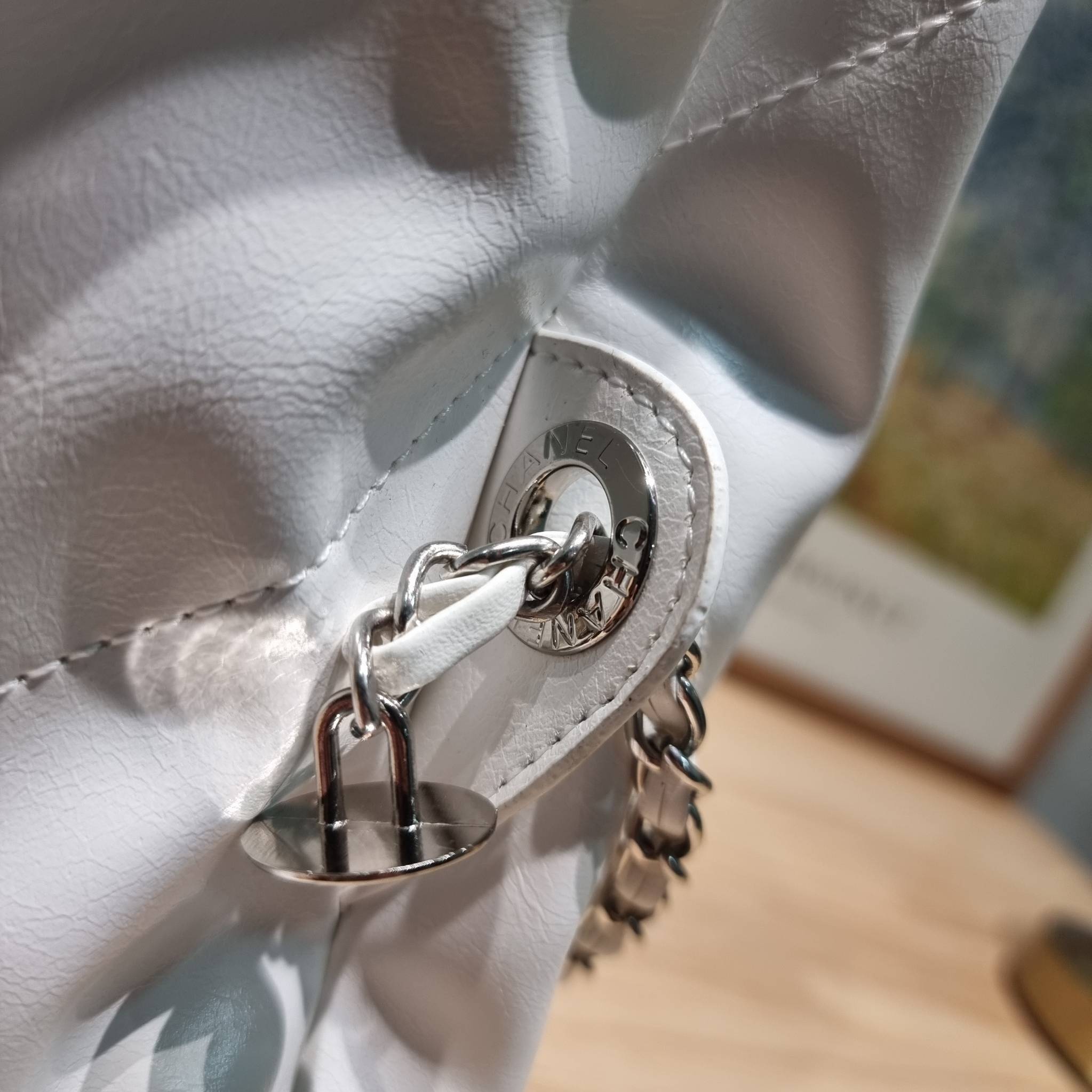 Chanel 22 large backpack เกินต้านที่สุดกับไอเท็มนี้ ที่รอบนี้จัดหนักให้ไปเลยกับไซส์ใหญ่สุด กระเป๋าทรงแบคแพค สะดวกใช้งานมากๆ